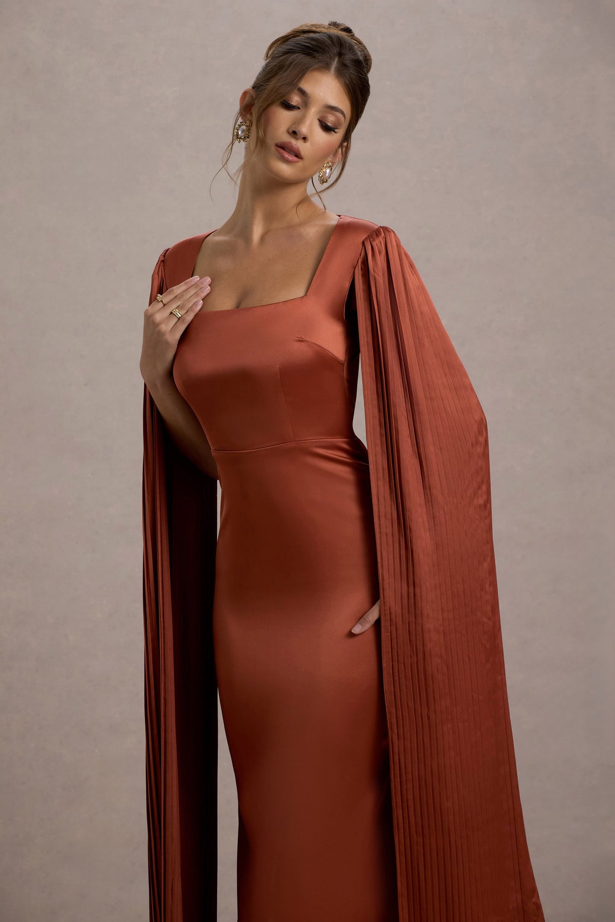 Saloma | Rostfarbenes Satin-Maxikleid mit eckigem Ausschnitt und Cape-Ärmeln