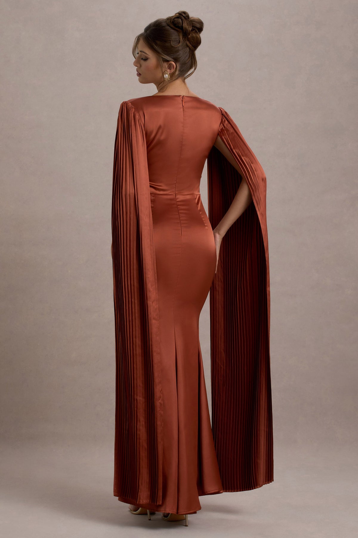 Saloma | Rostfarbenes Satin-Maxikleid mit eckigem Ausschnitt und Cape-Ärmeln