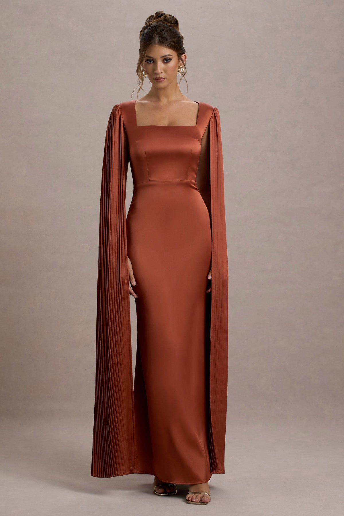 Saloma | Rostfarbenes Satin-Maxikleid mit eckigem Ausschnitt und Cape-Ärmeln