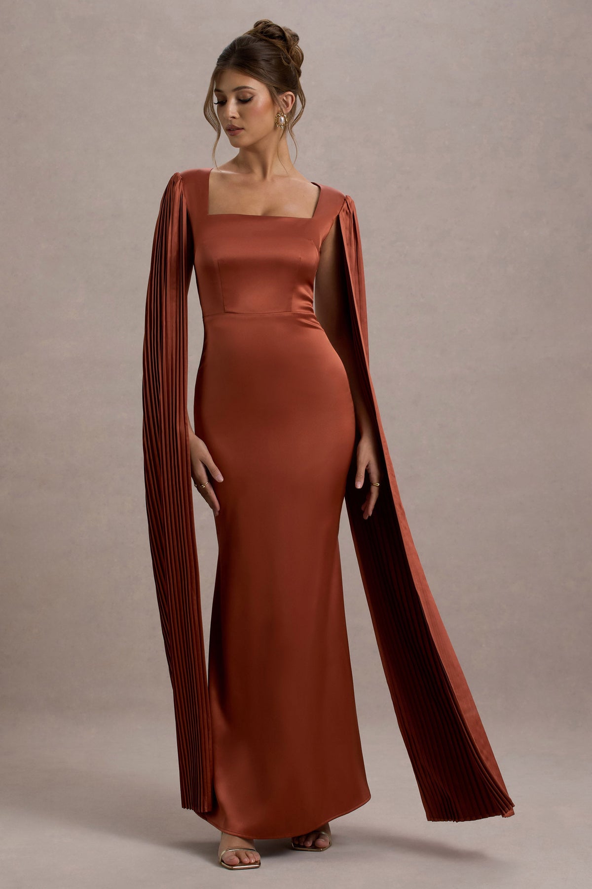 Saloma | Rostfarbenes Satin-Maxikleid mit eckigem Ausschnitt und Cape-Ärmeln