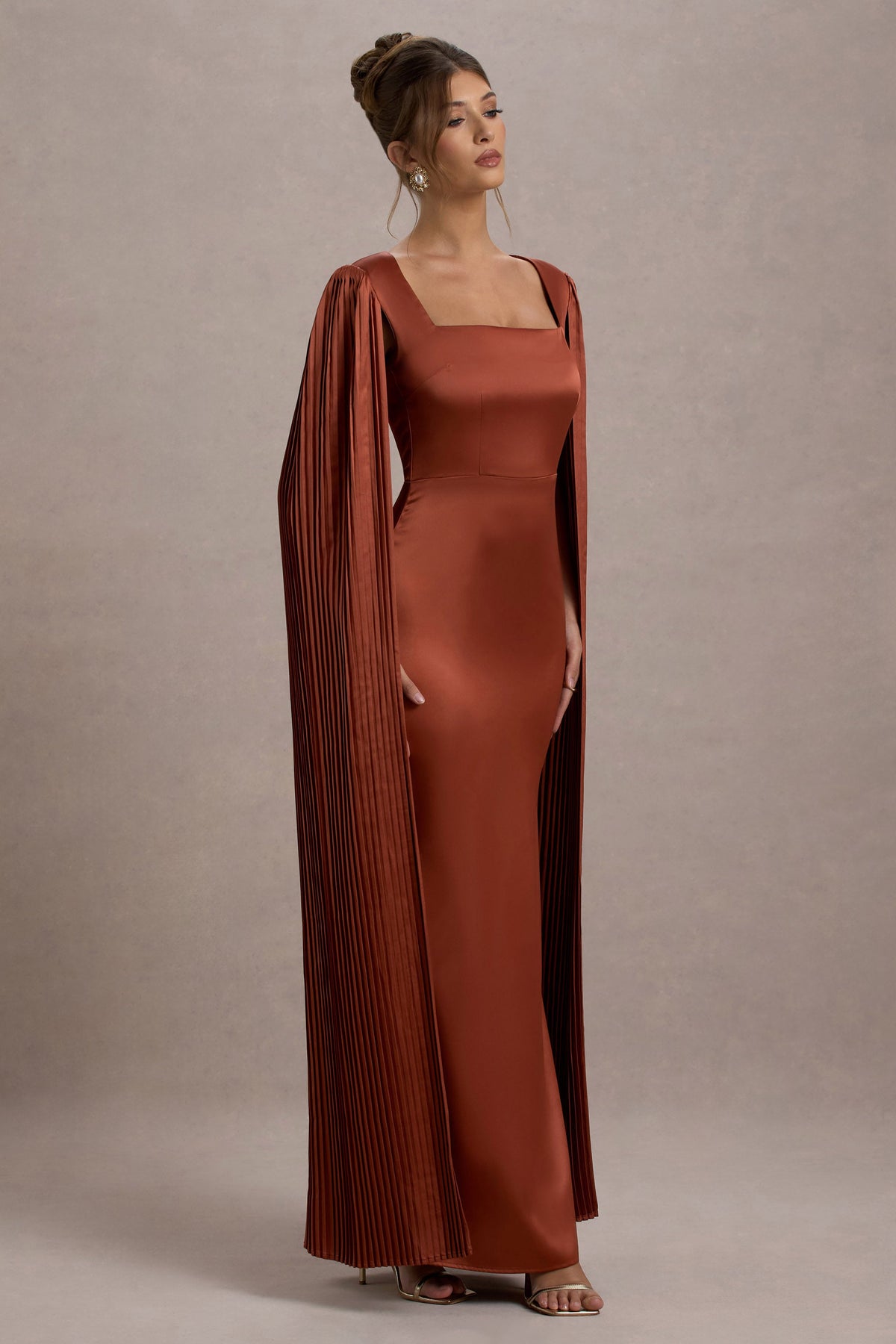 Saloma | Rostfarbenes Satin-Maxikleid mit eckigem Ausschnitt und Cape-Ärmeln
