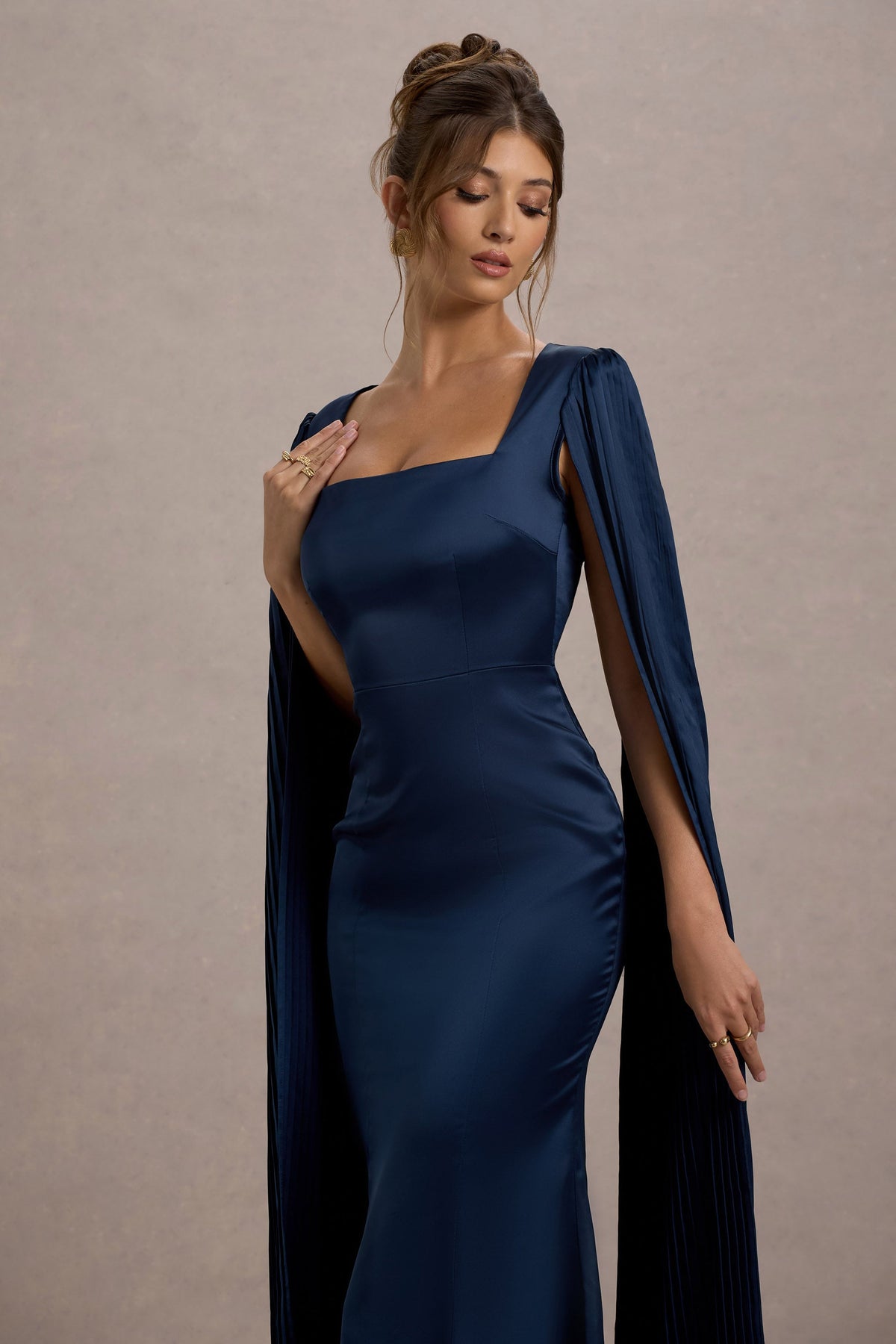 Nalda | Marineblaues Midikleid mit quadratischem Ausschnitt und Cape-Ärmeln