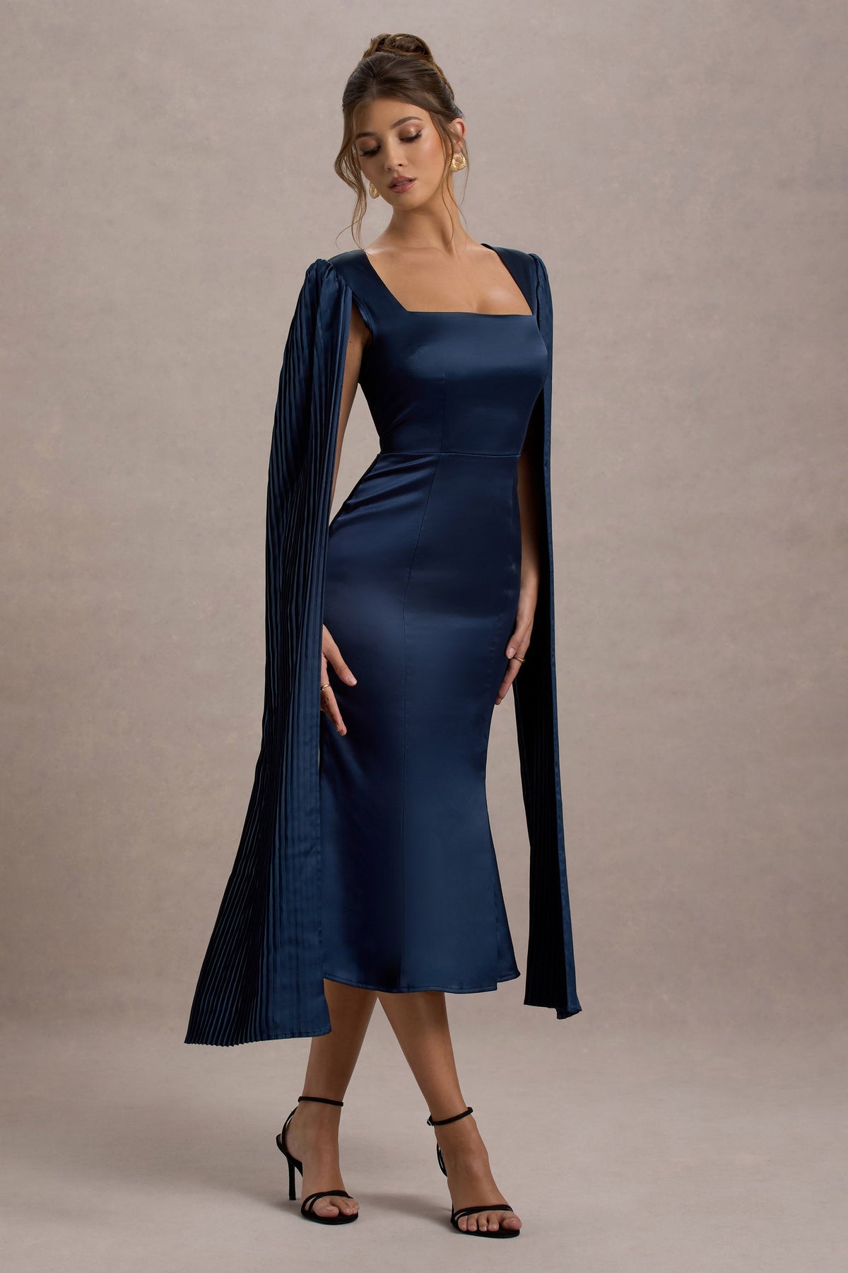 Nalda | Marineblaues Midikleid mit quadratischem Ausschnitt und Cape-Ärmeln