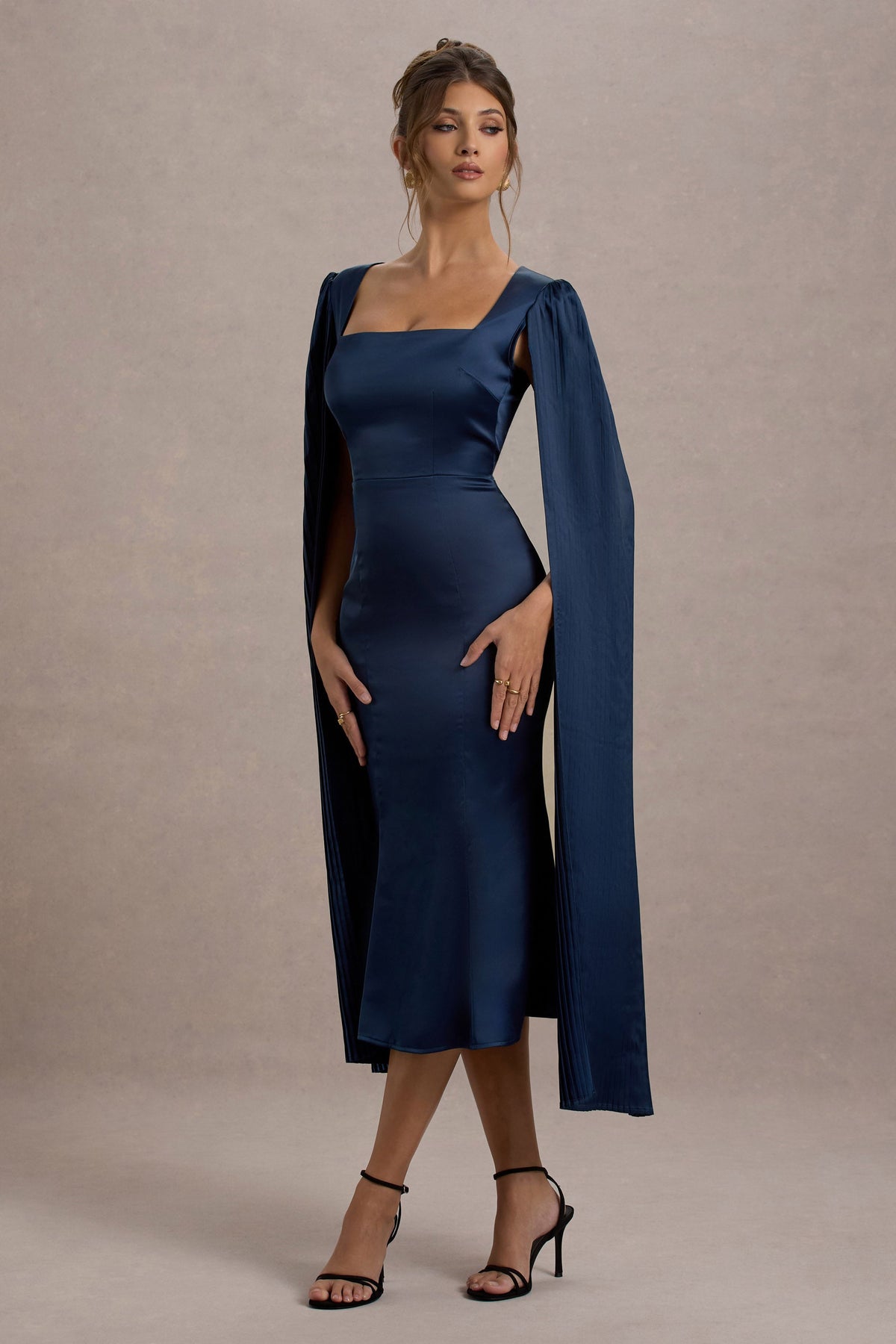 Nalda | Marineblaues Midikleid mit quadratischem Ausschnitt und Cape-Ärmeln