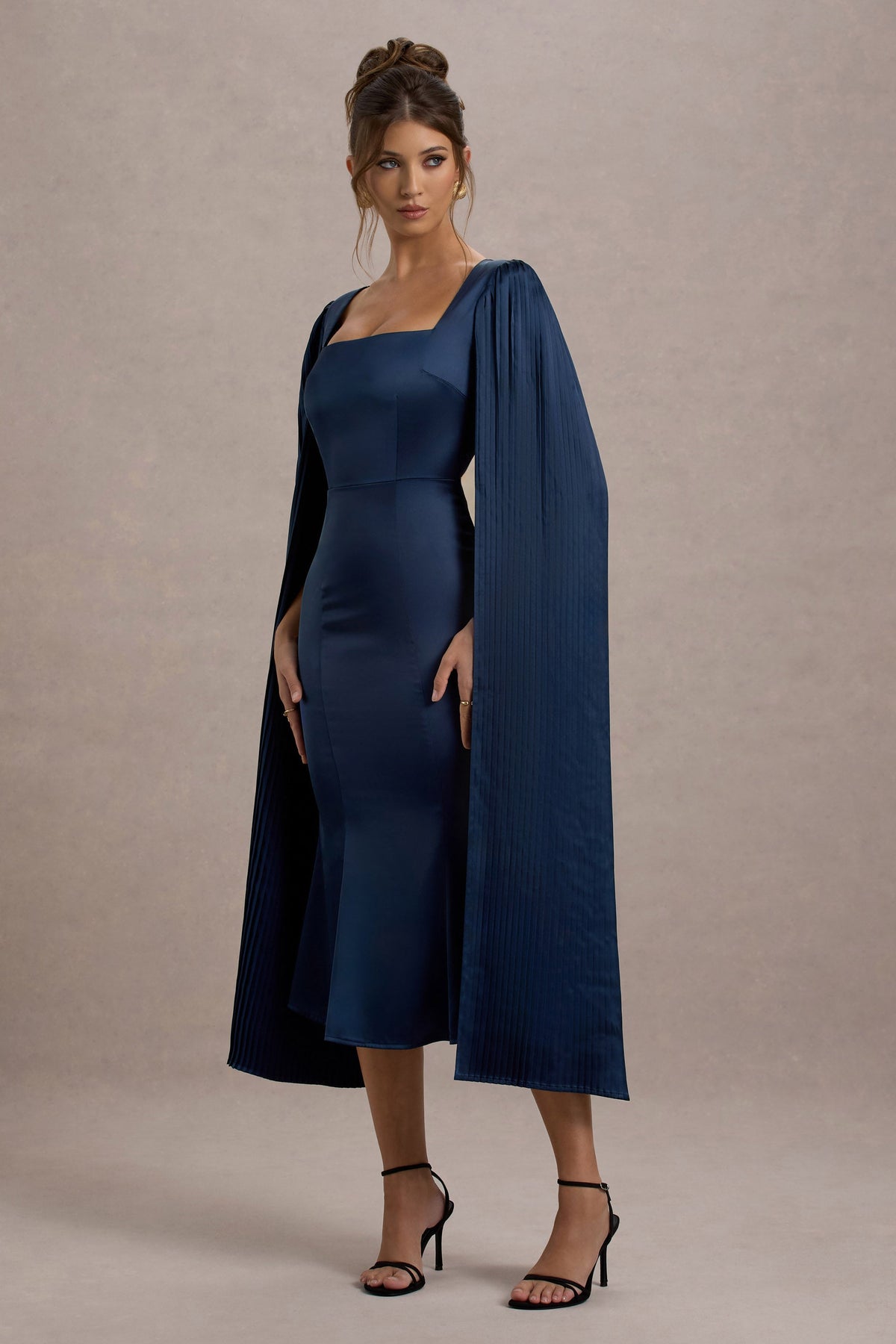 Nalda | Marineblaues Midikleid mit quadratischem Ausschnitt und Cape-Ärmeln