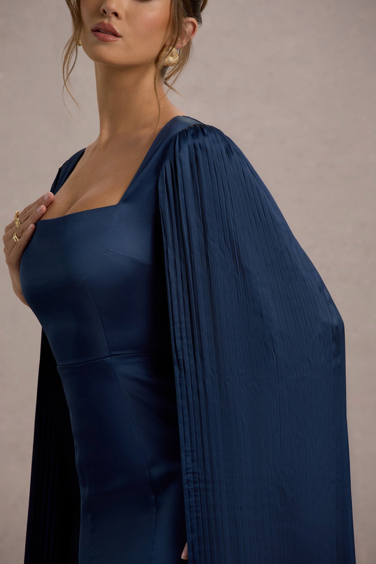 Nalda | Marineblaues Midikleid mit quadratischem Ausschnitt und Cape-Ärmeln