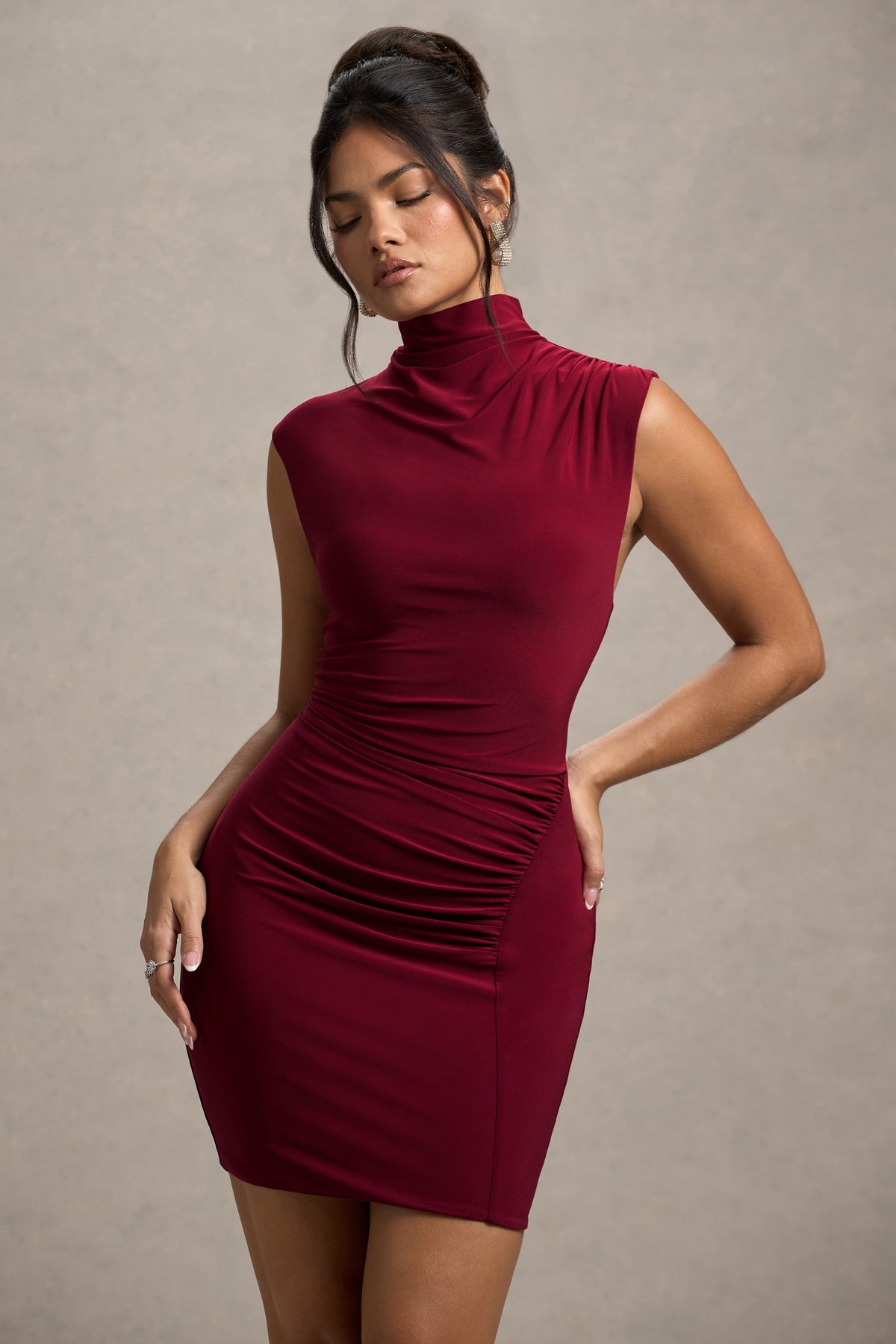Lalani | Weinrotes, gerafftes Minikleid mit hohem Kragen
