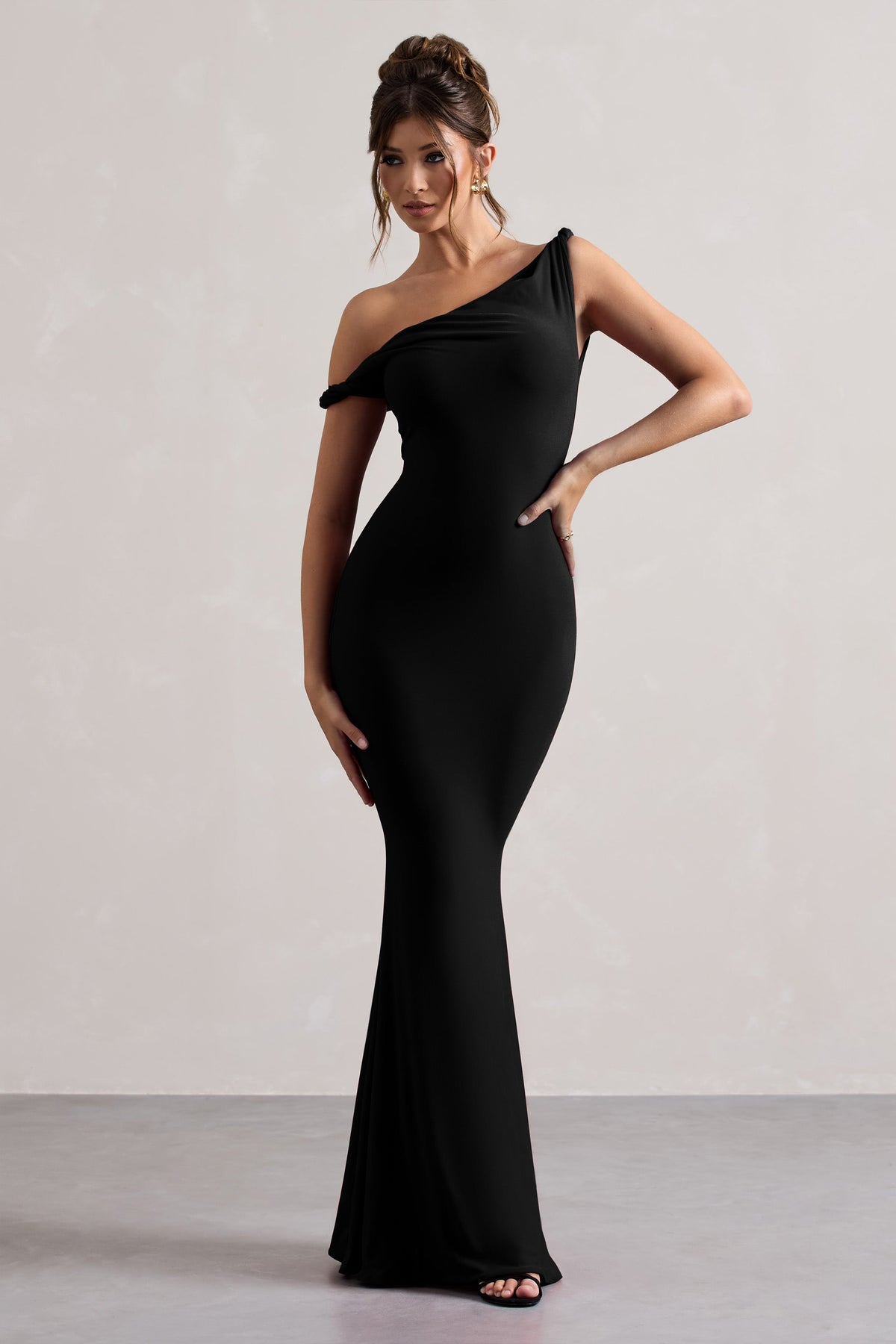 Lita | Schwarzes asymmetrisches Maxikleid mit Twist-Detail
