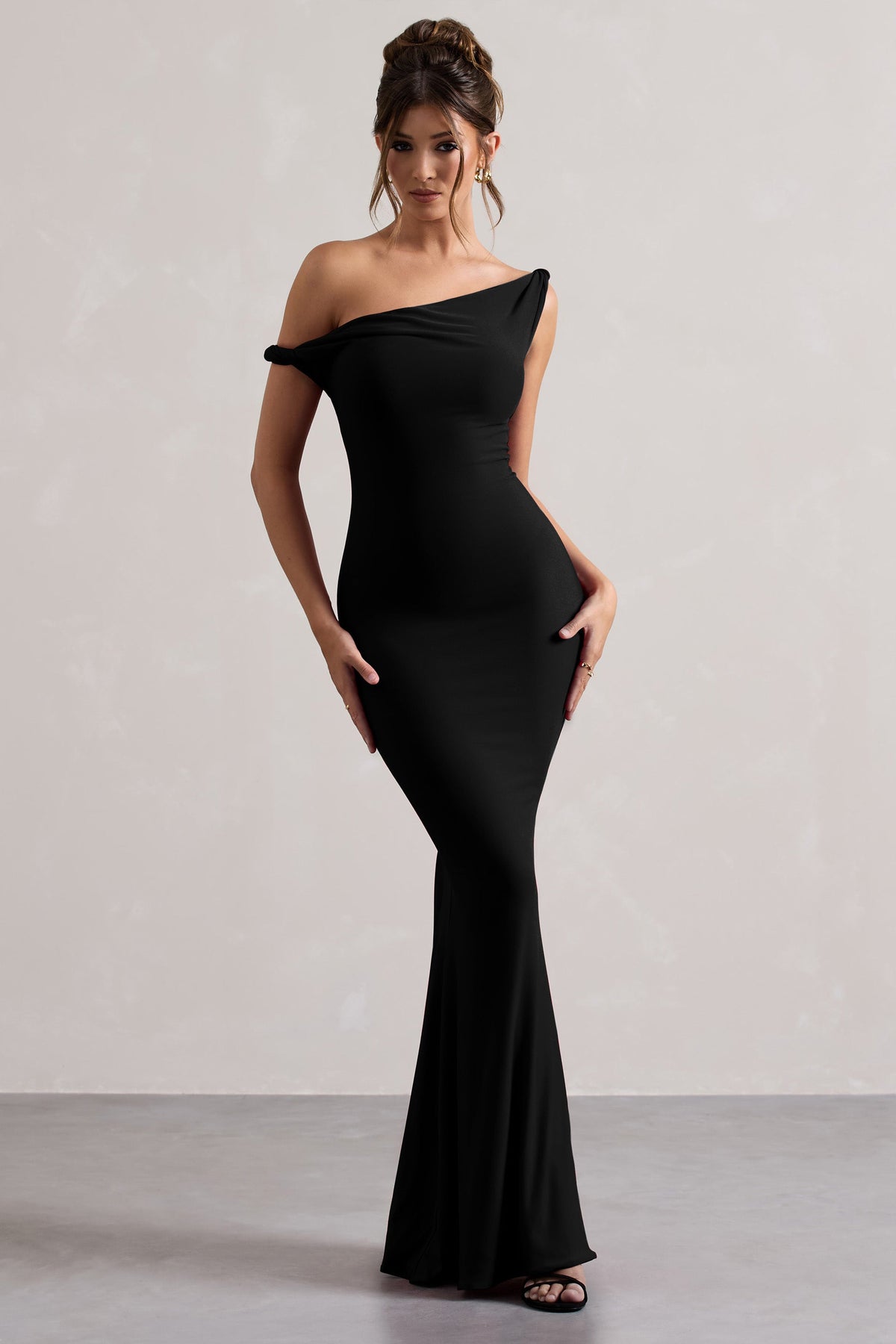 Lita | Schwarzes asymmetrisches Maxikleid mit Twist-Detail