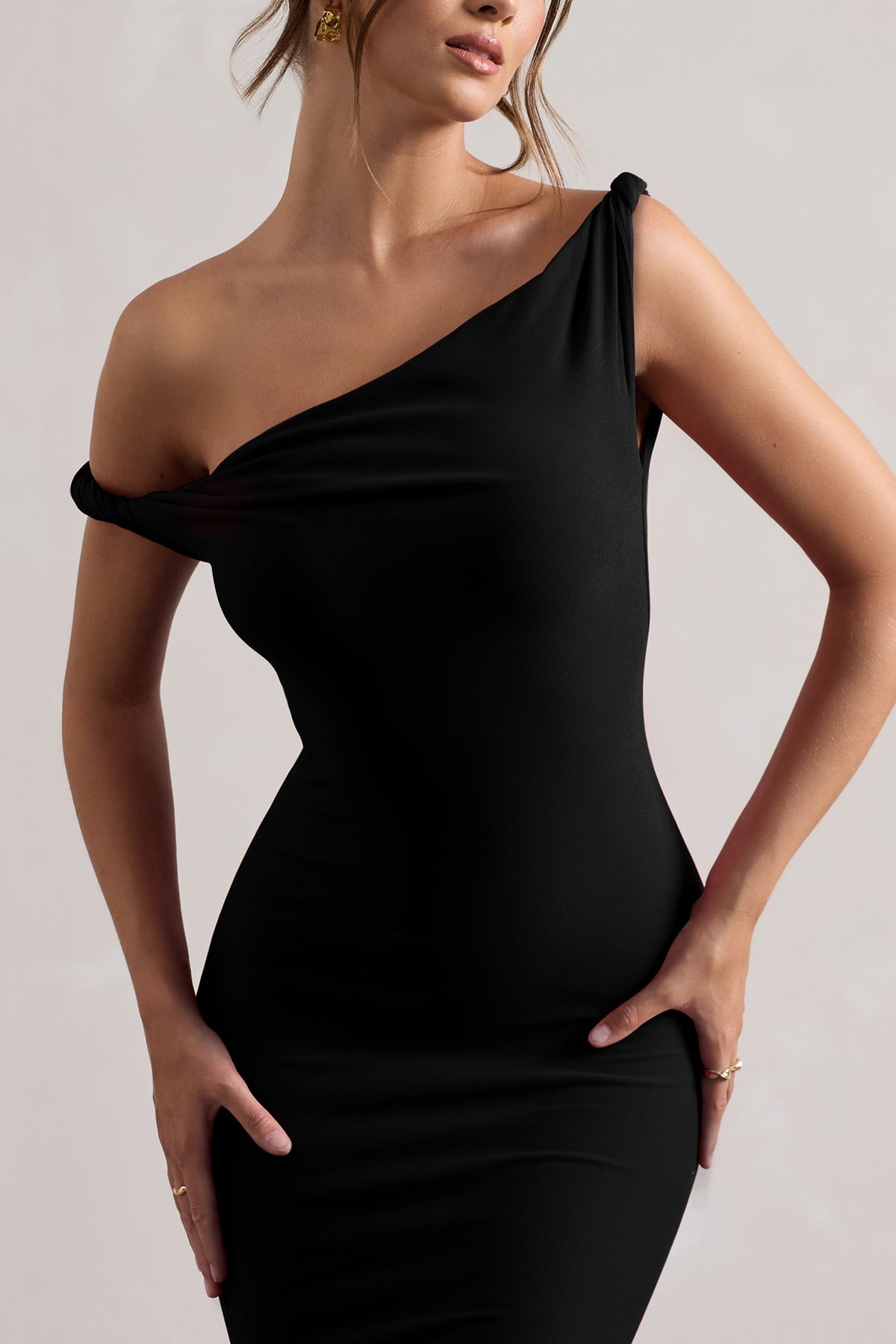Lita | Schwarzes asymmetrisches Maxikleid mit Twist-Detail