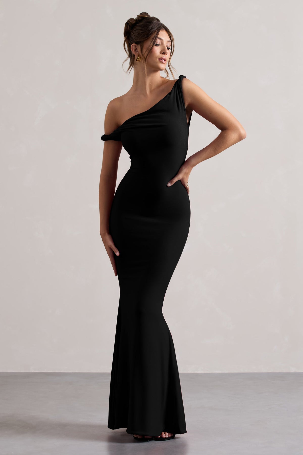 Lita | Schwarzes asymmetrisches Maxikleid mit Twist-Detail