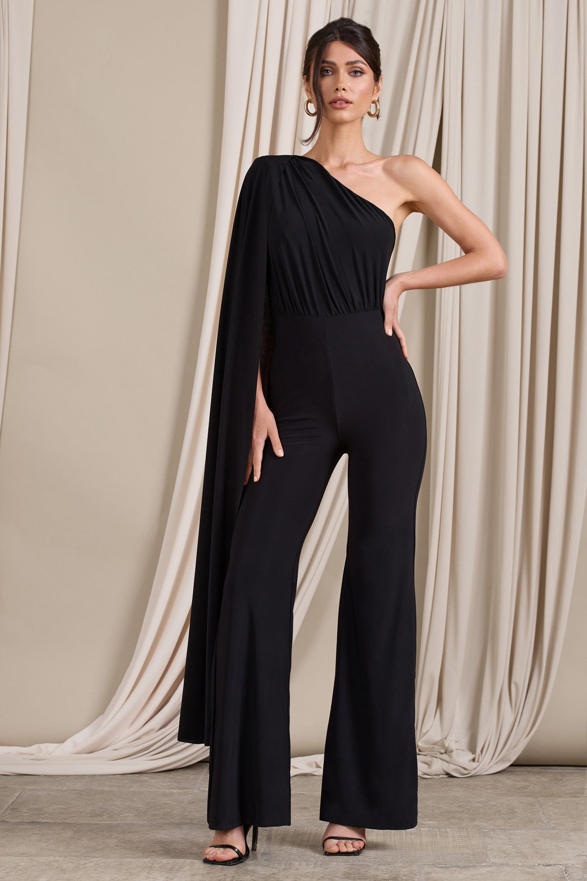 Aurora | Schwarzer Ein-Schulter-Jumpsuit mit Cape-Ärmel