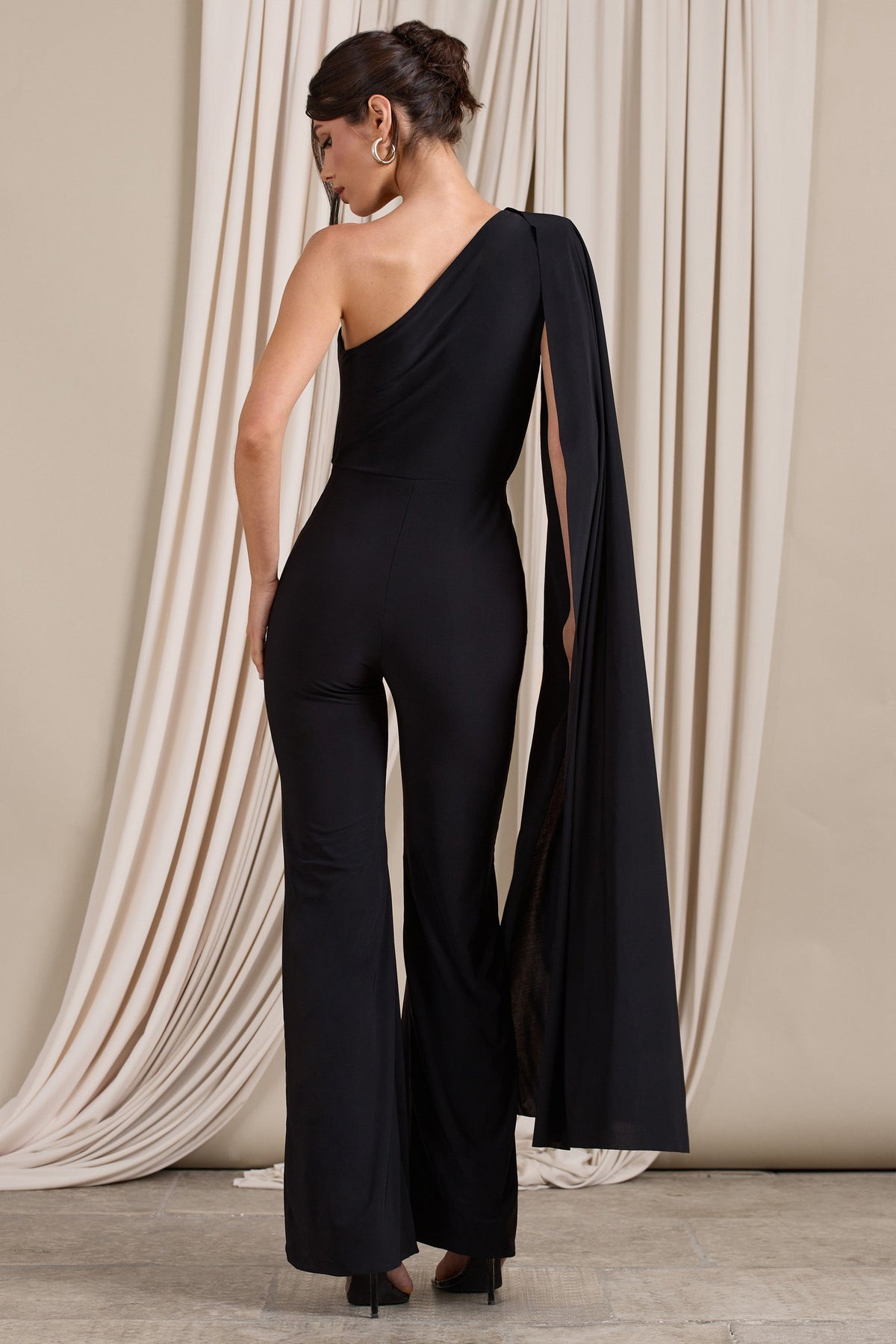 Aurora | Schwarzer Ein-Schulter-Jumpsuit mit Cape-Ärmel