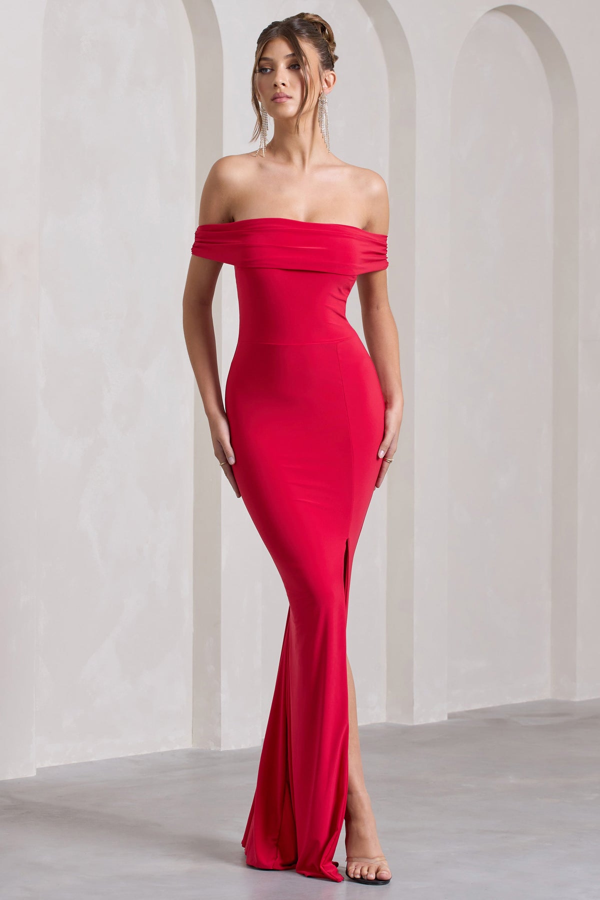 Law of Attraction | Rotes Bardot-Kleid mit Drapierung und Schlitz im Maxistil