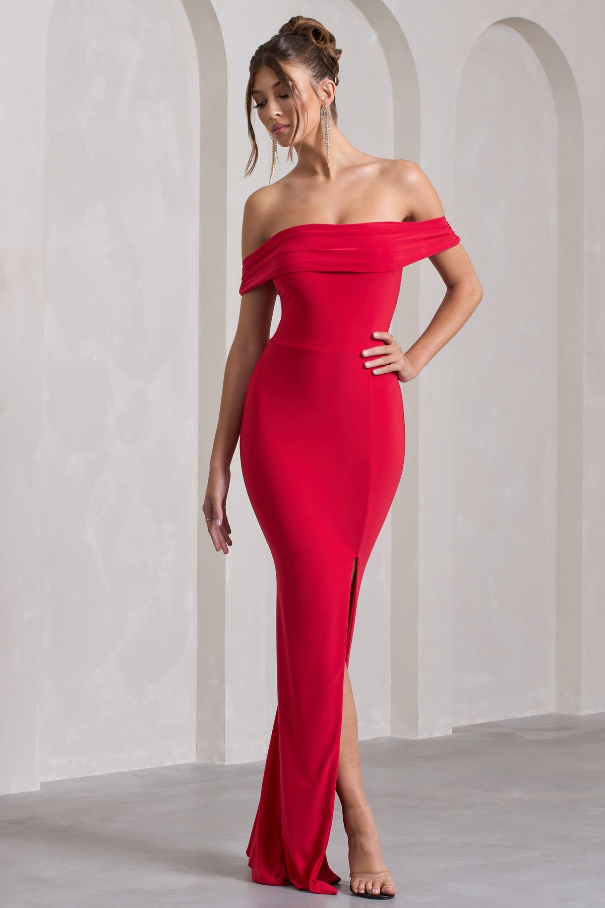 Law of Attraction | Rotes Bardot-Kleid mit Drapierung und Schlitz im Maxistil