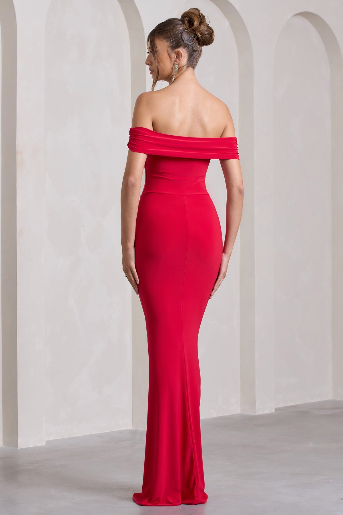 Law of Attraction | Rotes Bardot-Kleid mit Drapierung und Schlitz im Maxistil