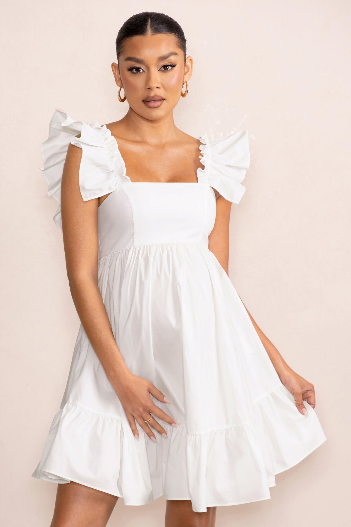 Dolly Daze | Weißes Umstandskleid im Babydoll-Stil mit Rüschenärmeln