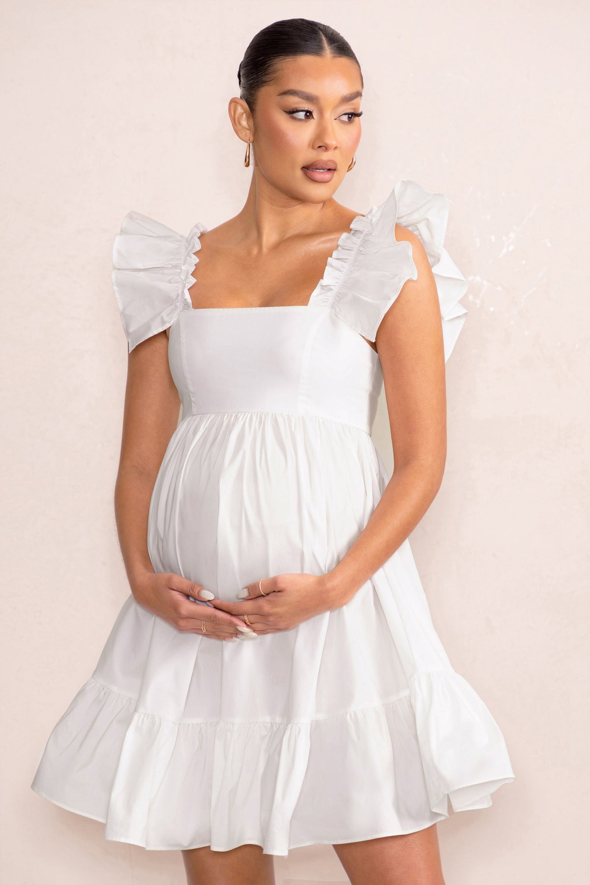 Dolly Daze | Weißes Umstandskleid im Babydoll-Stil mit Rüschenärmeln