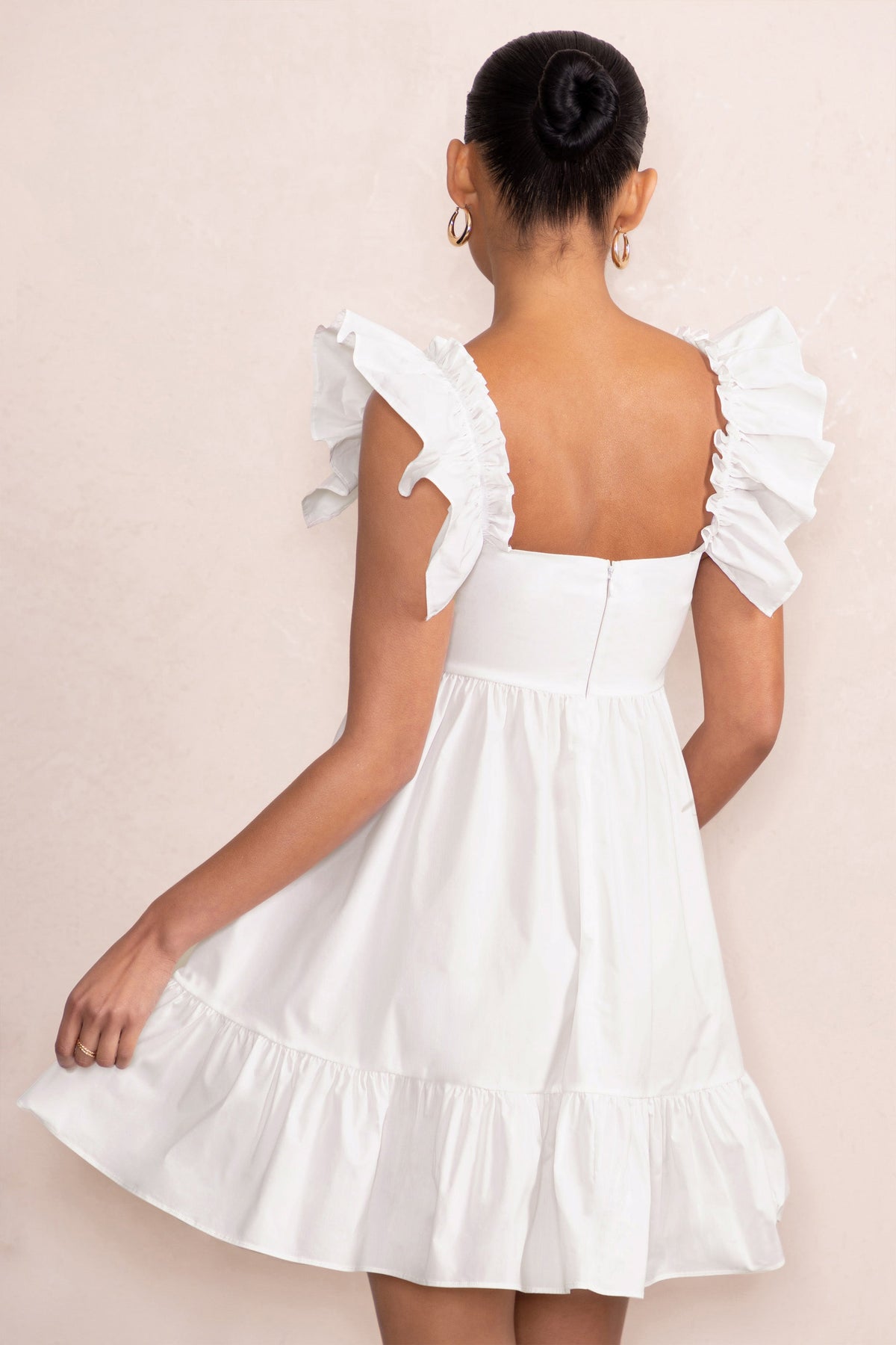 Dolly Daze | Weißes Umstandskleid im Babydoll-Stil mit Rüschenärmeln