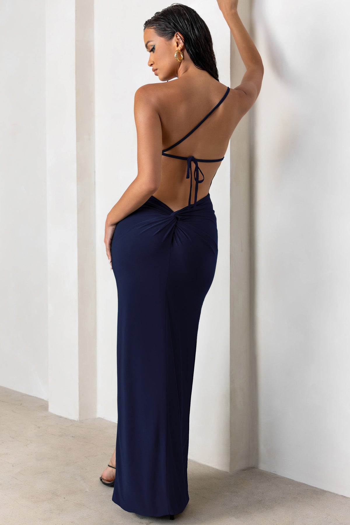 Dressing Up | Marinenblaues Maxikleid mit einer Schulter und Rückendetail