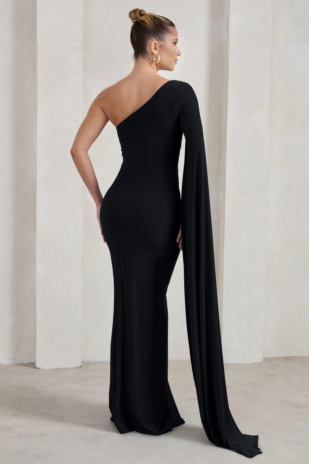 Romi | Schwarzes Ein-Schulter-Maxikleid mit Twist-Design