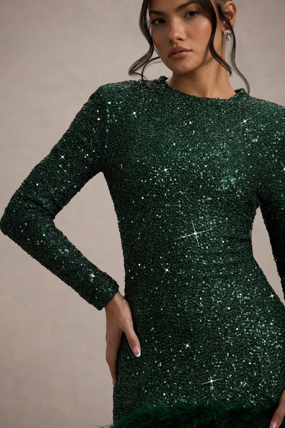 Claudia | Flaschengrünes Paillettenkleid mit hohem Kragen, Feder-Saum und langen Ärmeln in Mini-Länge