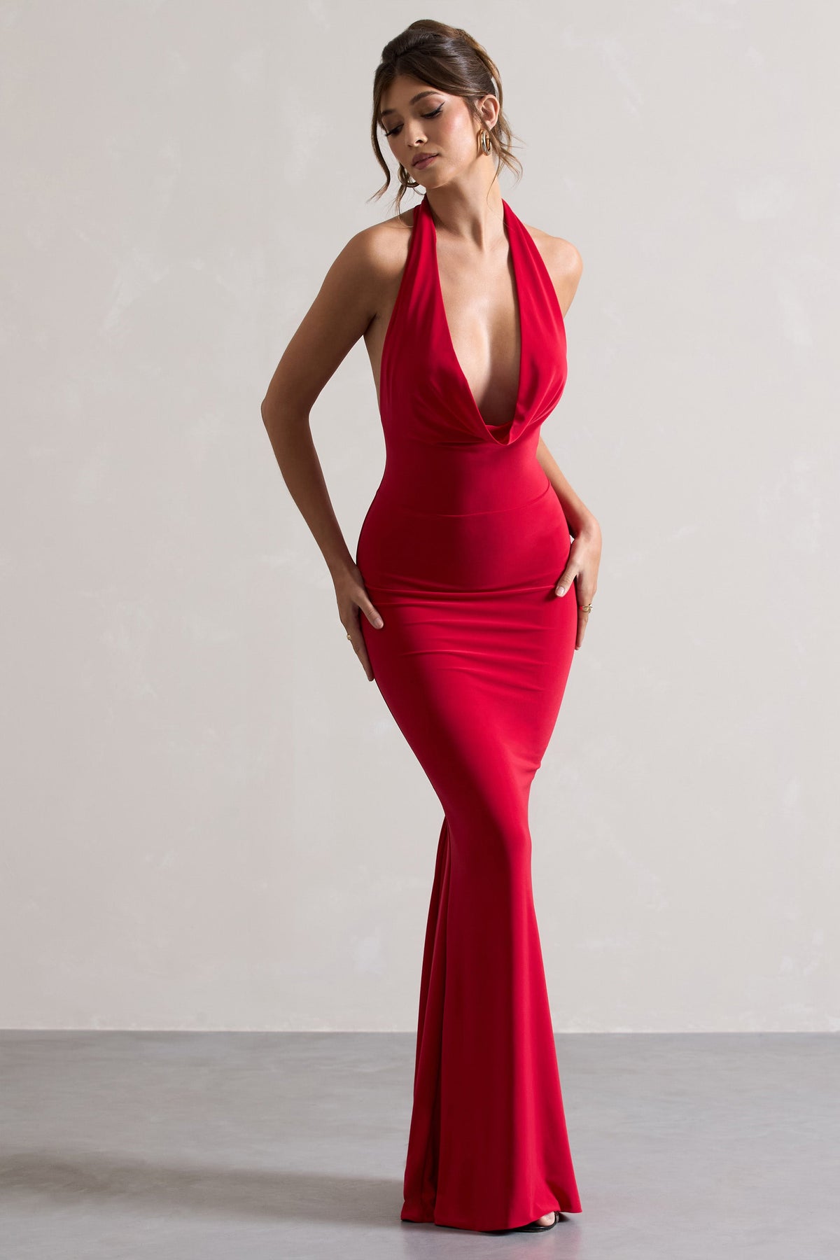 Milani | Rotes rückenfreies Maxikleid mit Wasserfallausschnitt und Fischschwanz.