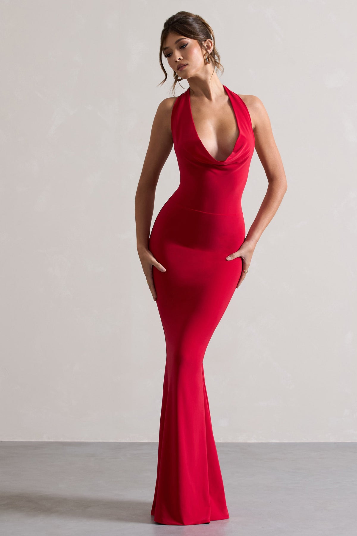 Milani | Rotes rückenfreies Maxikleid mit Wasserfallausschnitt und Fischschwanz.