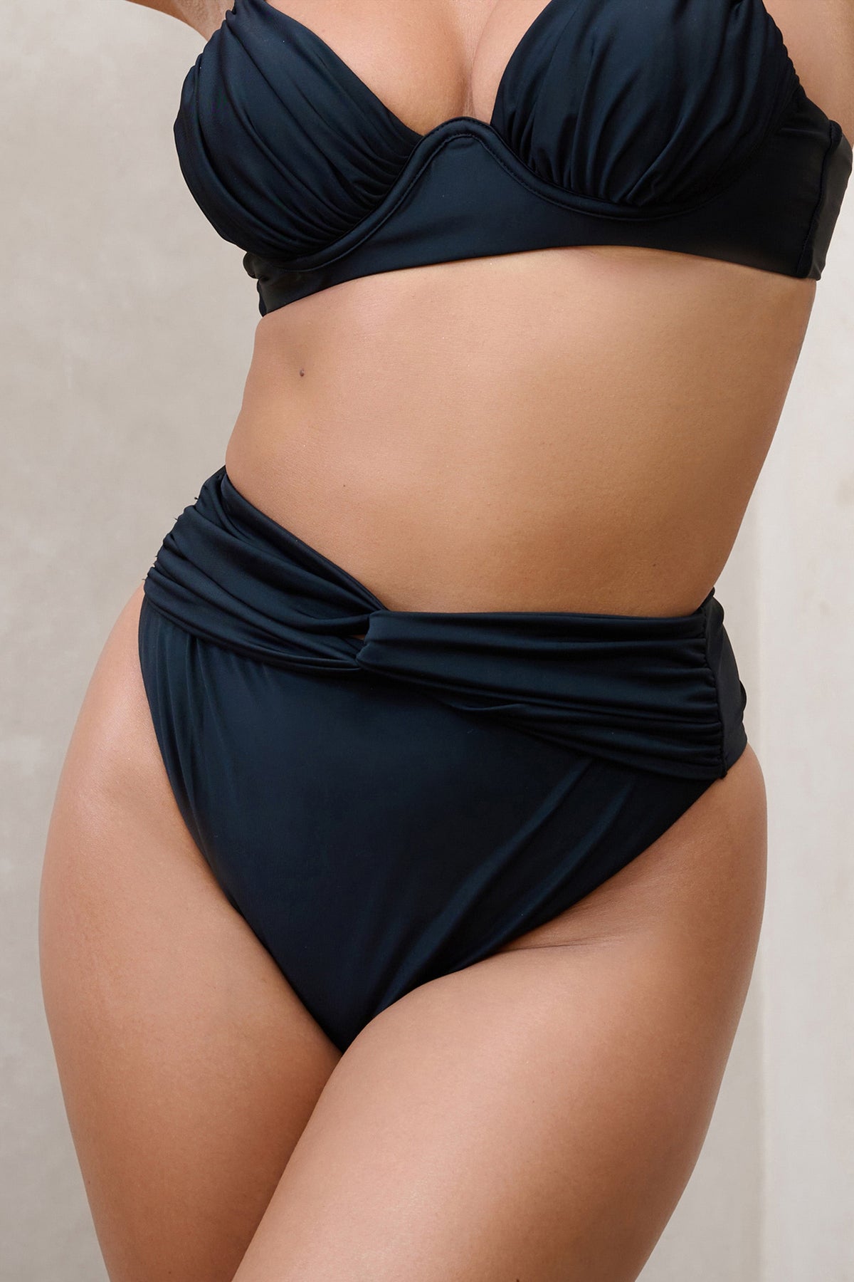 High Tide | Schwarze High-Waist-Bikinihose mit Twist-Front