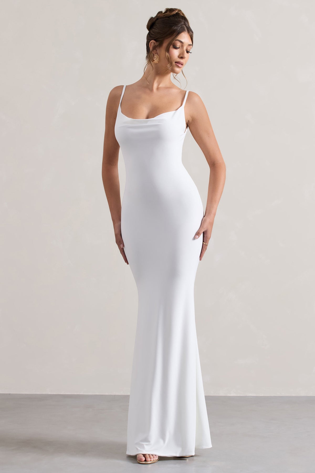 Francoise | Weißes Maxikleid mit Wasserfallausschnitt, rückenfrei und mit Spitzeneinsatz