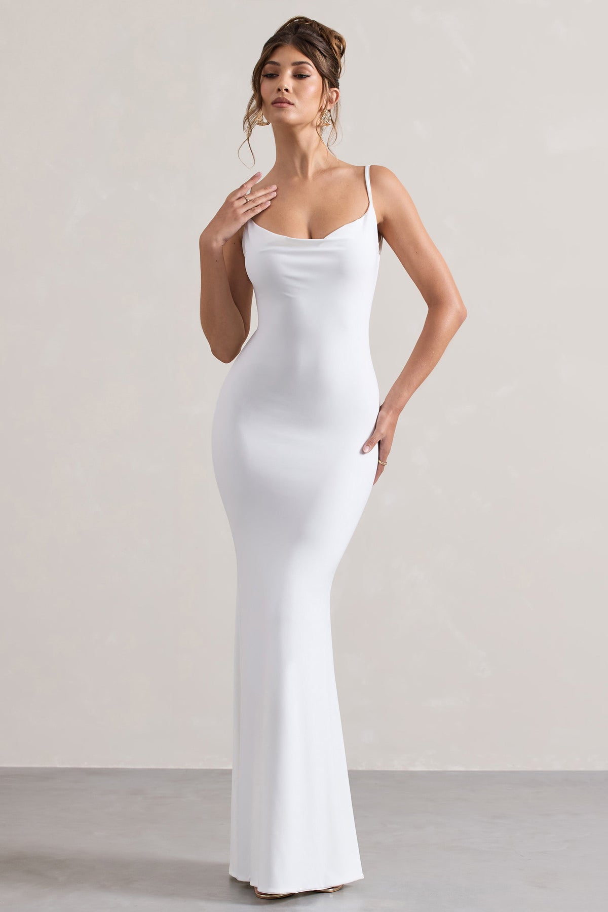 Francoise | Weißes Maxikleid mit Wasserfallausschnitt, rückenfrei und mit Spitzeneinsatz
