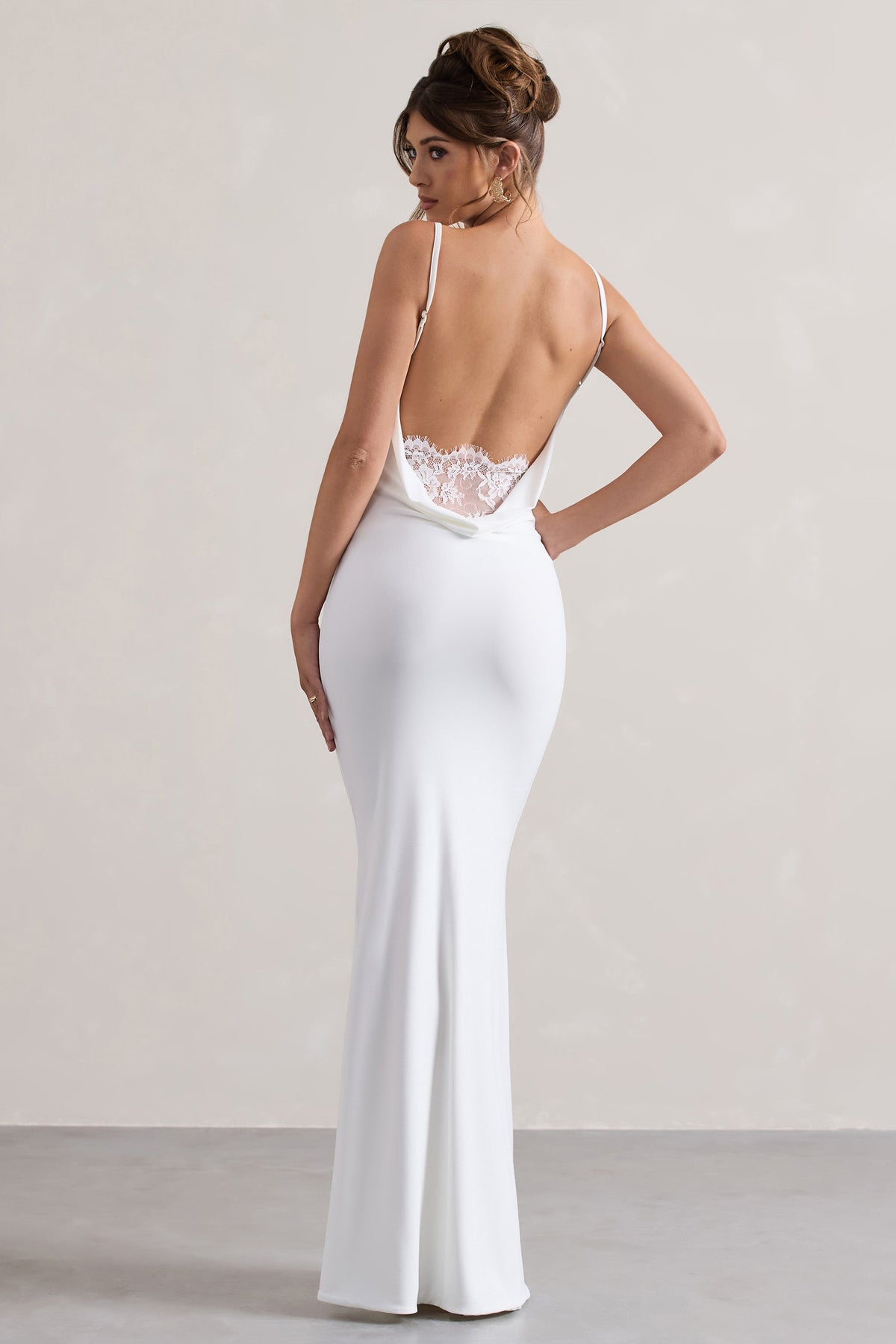 Francoise | Weißes Maxikleid mit Wasserfallausschnitt, rückenfrei und mit Spitzeneinsatz