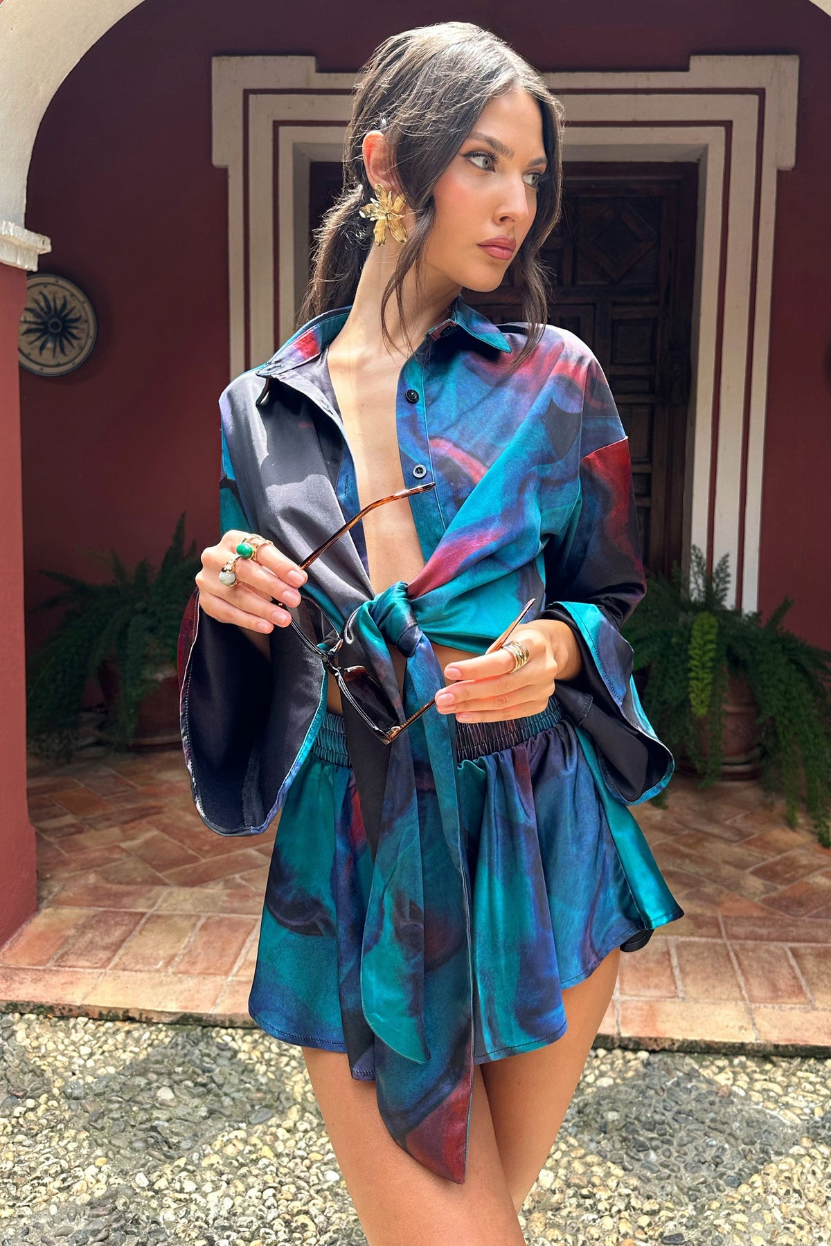 Marisela | Blaue Satin-Crop-Bluse mit Print und ausgestellten Ärmeln