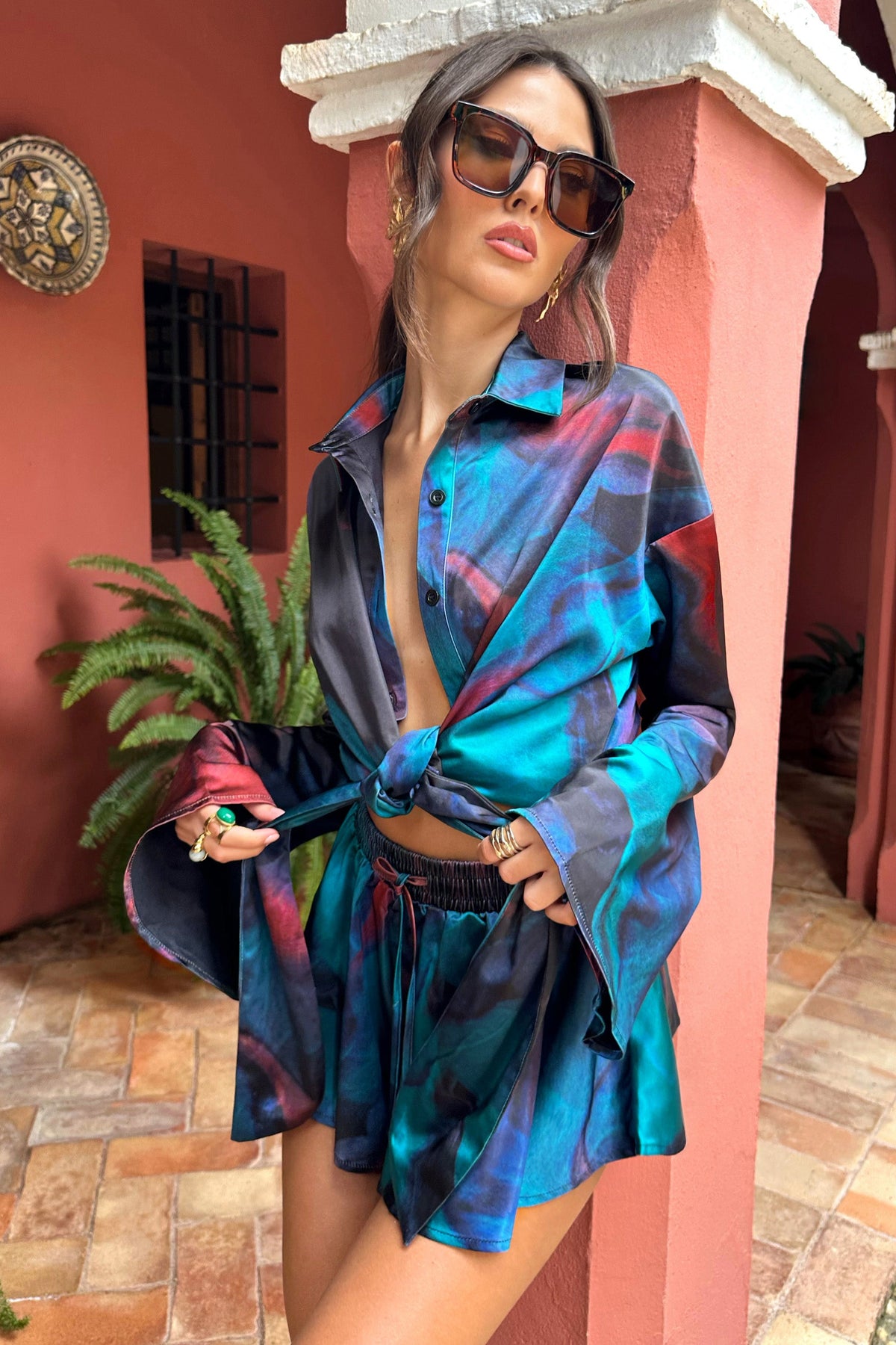 Marisela | Blaue Satin-Crop-Bluse mit Print und ausgestellten Ärmeln