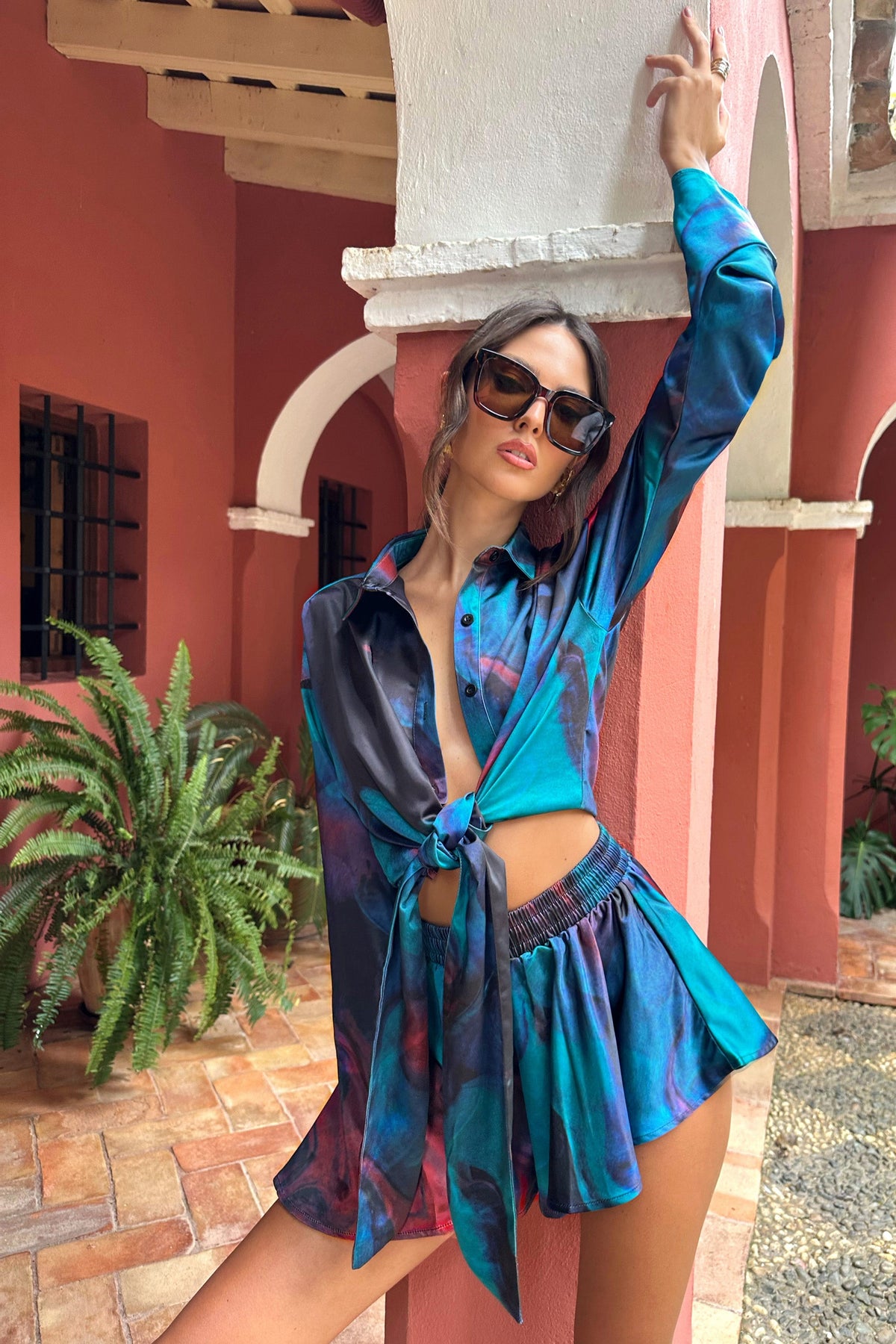 Marisela | Blaue Satin-Crop-Bluse mit Print und ausgestellten Ärmeln