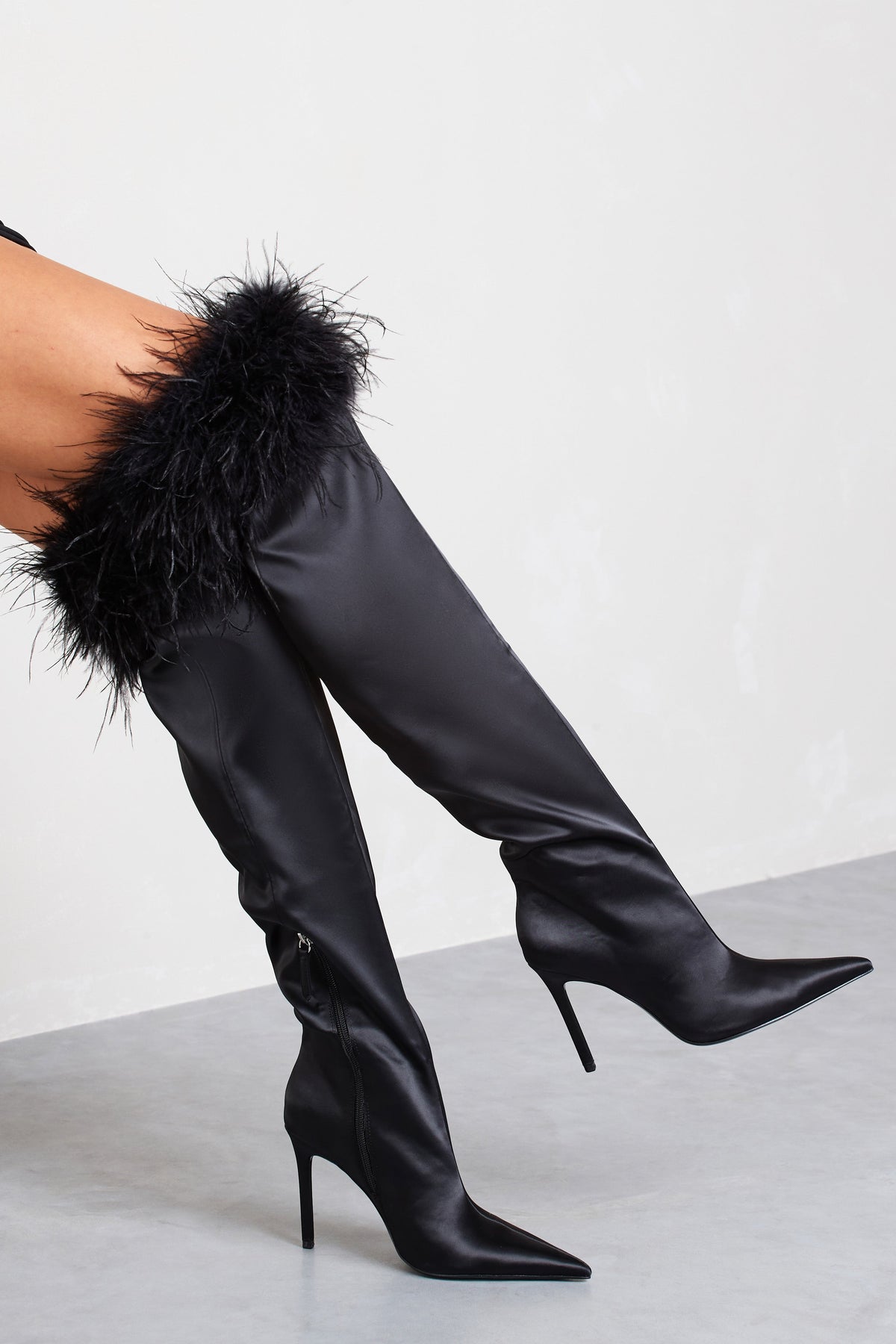 Soho | Schwarze Satin Stiefel mit spitzer Zehenpartie und Federbesatz