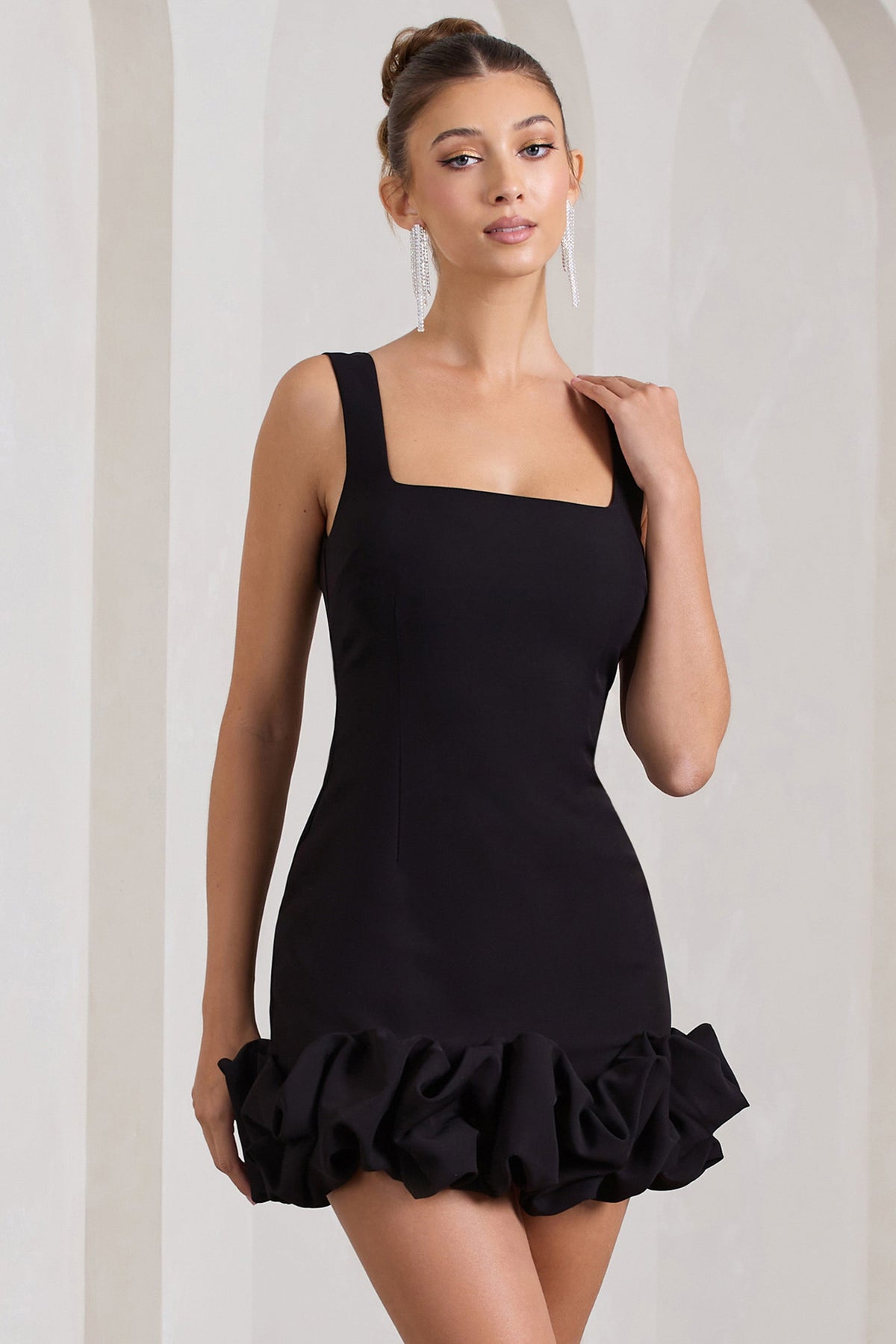 Lucy | Schwarzes Träger-Minikleid mit Rüschenbesatz