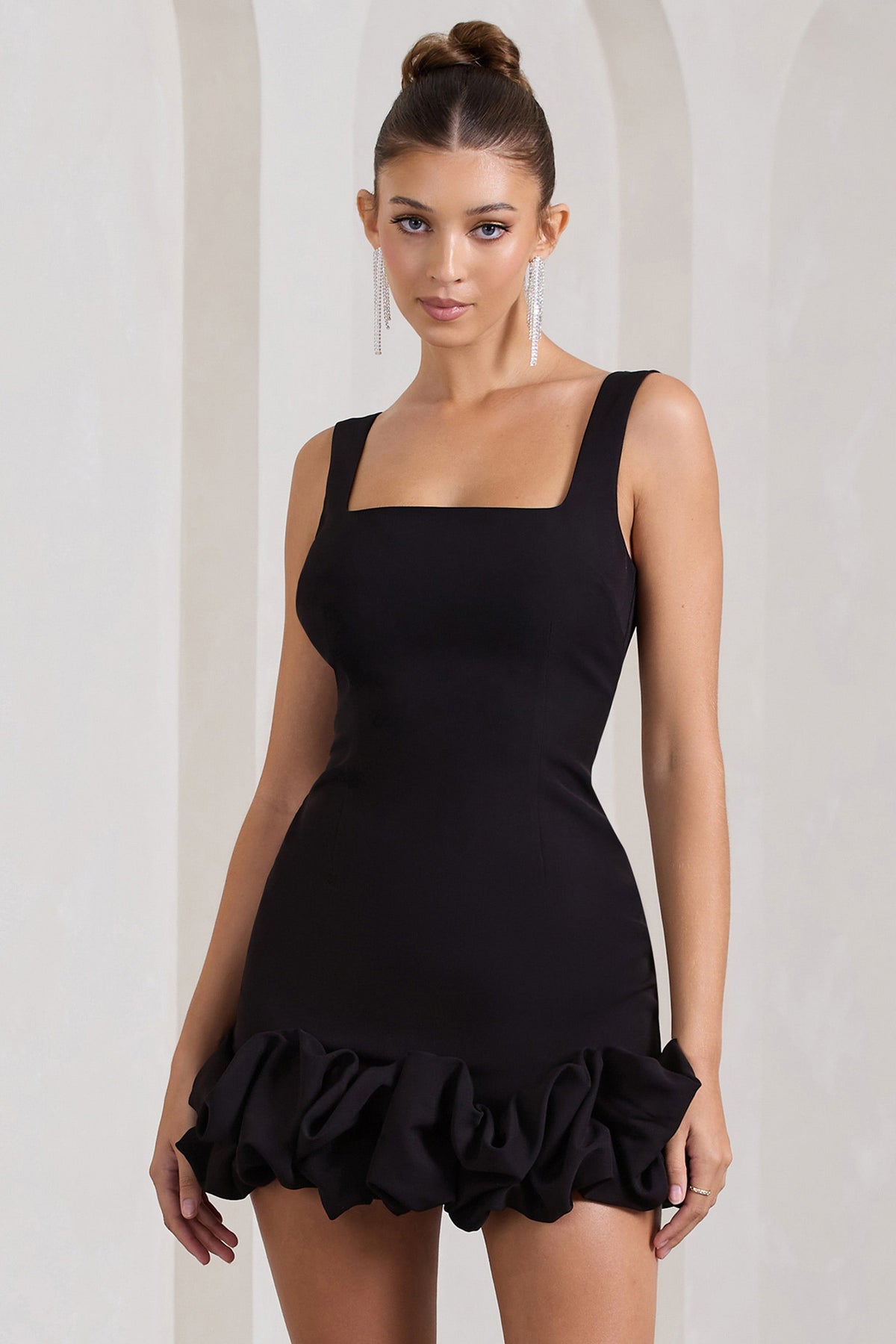Lucy | Schwarzes Träger-Minikleid mit Rüschenbesatz