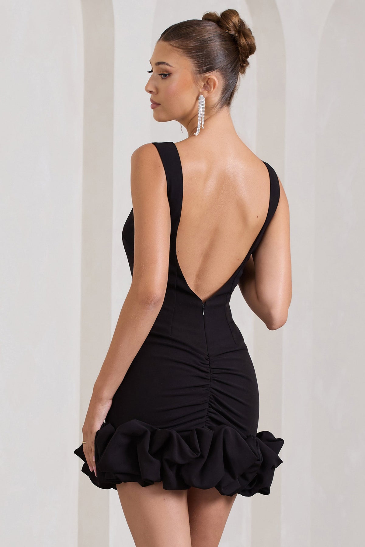 Lucy | Schwarzes Träger-Minikleid mit Rüschenbesatz