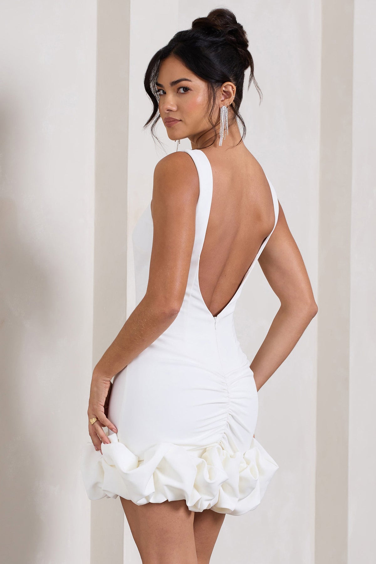Lucy | Weißes Träger-Minikleid mit Rüschenbesatz
