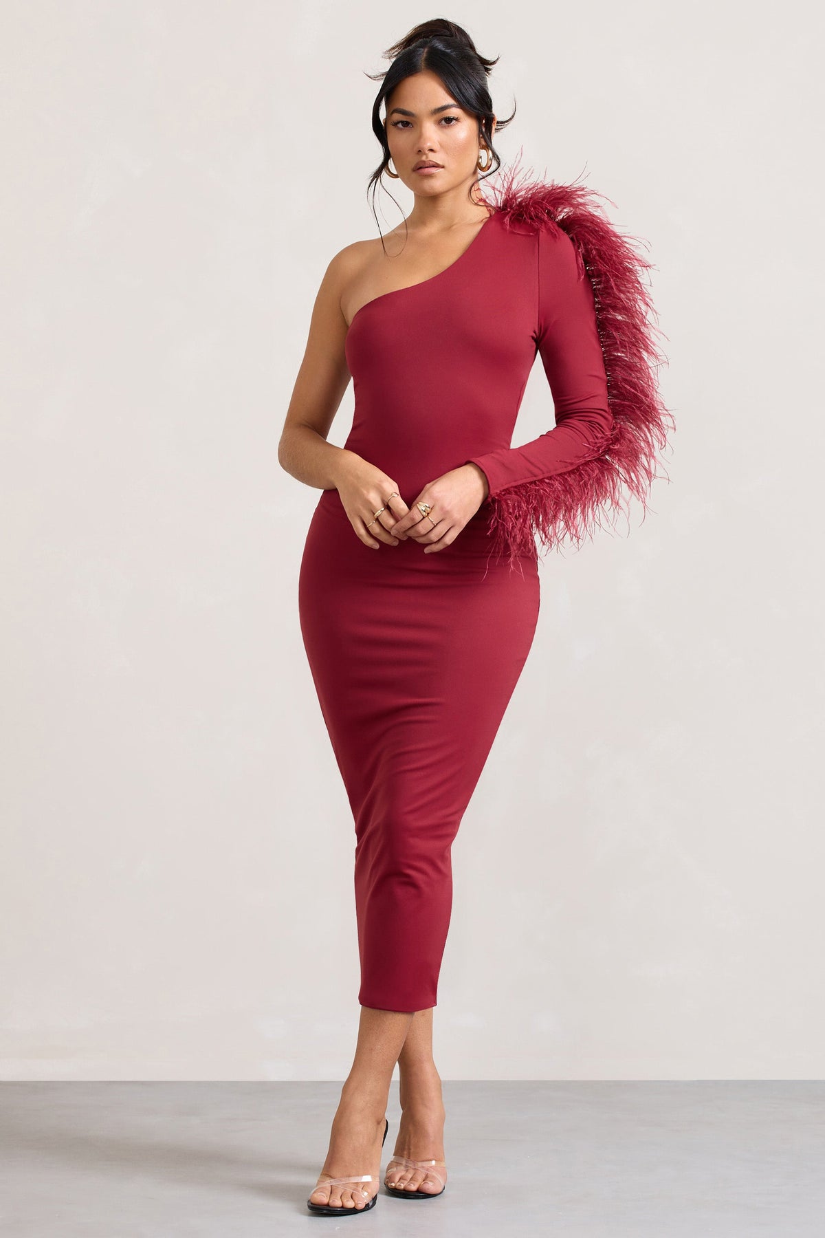Wild One | Burgunderrotes, schulterfreies Bodycon-Midikleid mit federbesetztem Ärmel