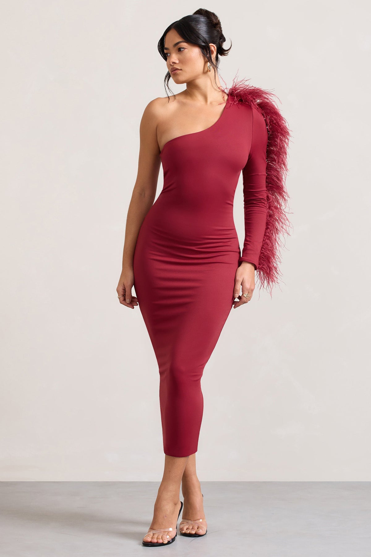 Wild One | Burgunderrotes, schulterfreies Bodycon-Midikleid mit federbesetztem Ärmel