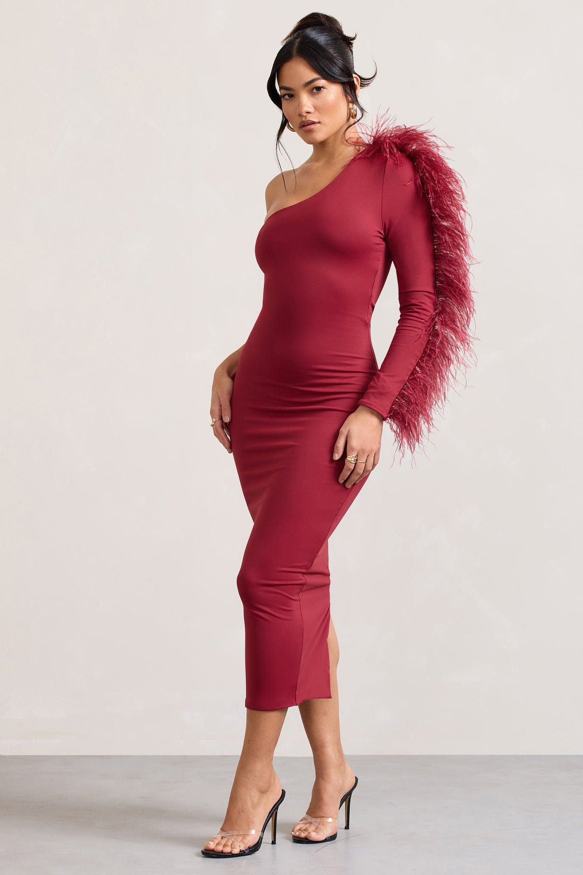 Wild One | Burgunderrotes, schulterfreies Bodycon-Midikleid mit federbesetztem Ärmel