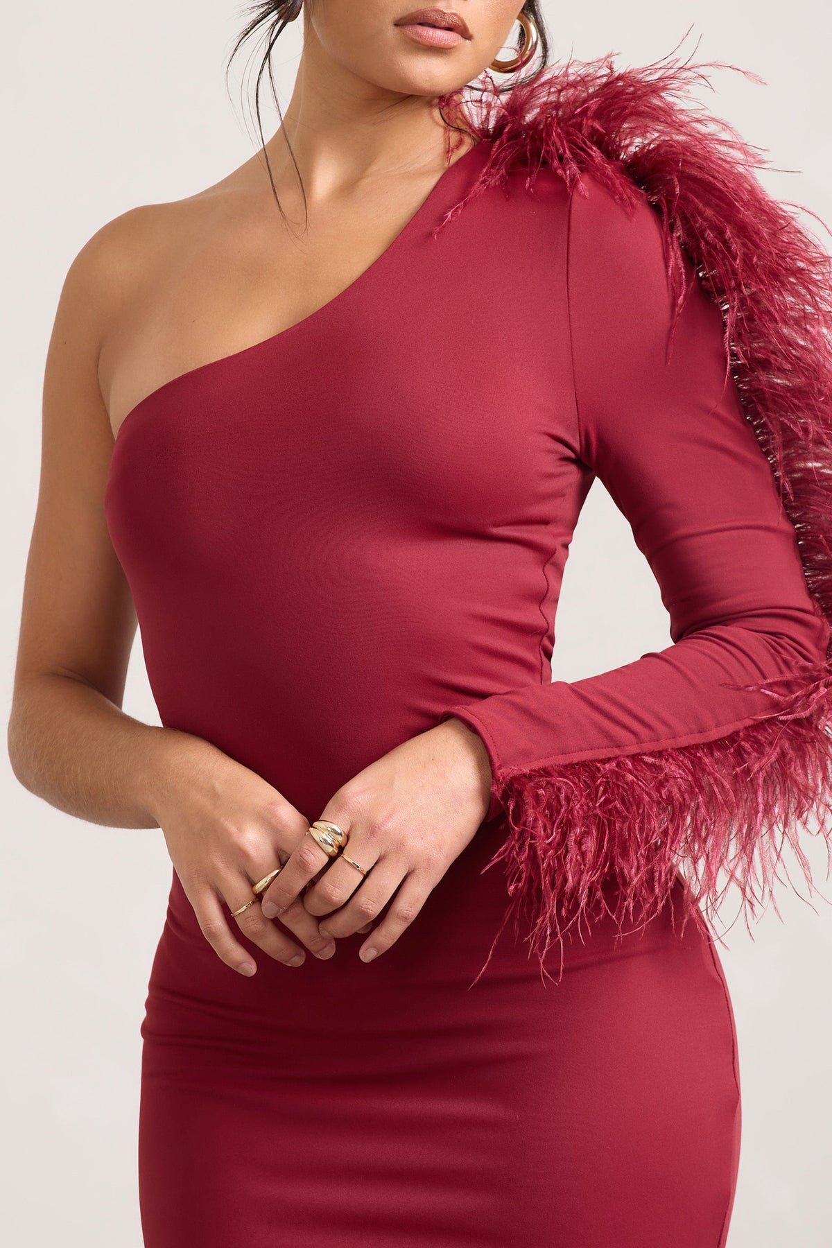 Wild One | Burgunderrotes, schulterfreies Bodycon-Midikleid mit federbesetztem Ärmel