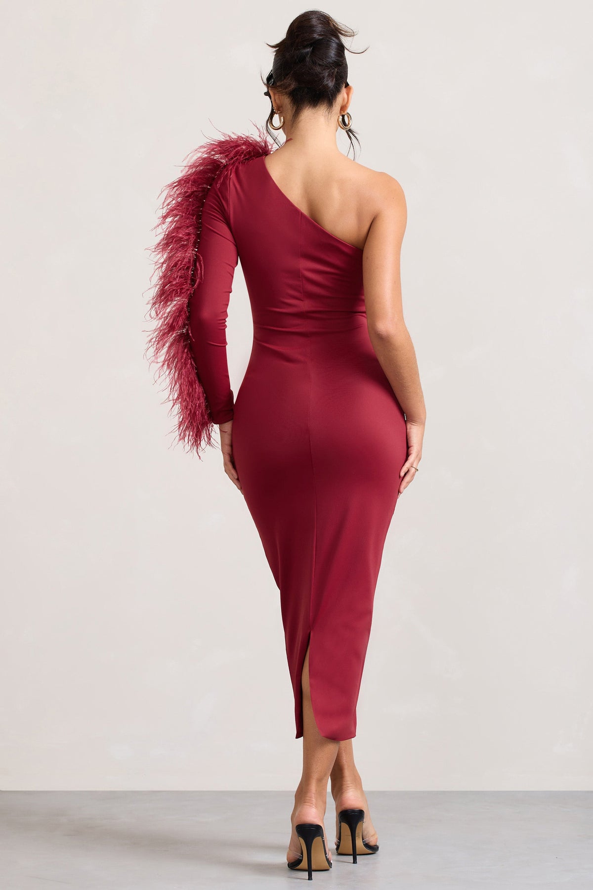 Wild One | Burgunderrotes, schulterfreies Bodycon-Midikleid mit federbesetztem Ärmel
