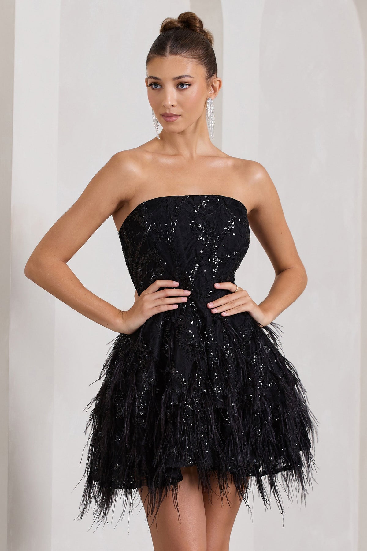 Little Wish | Schwarzes Pailletten-Spitzen trägerloses Minikleid mit Federn