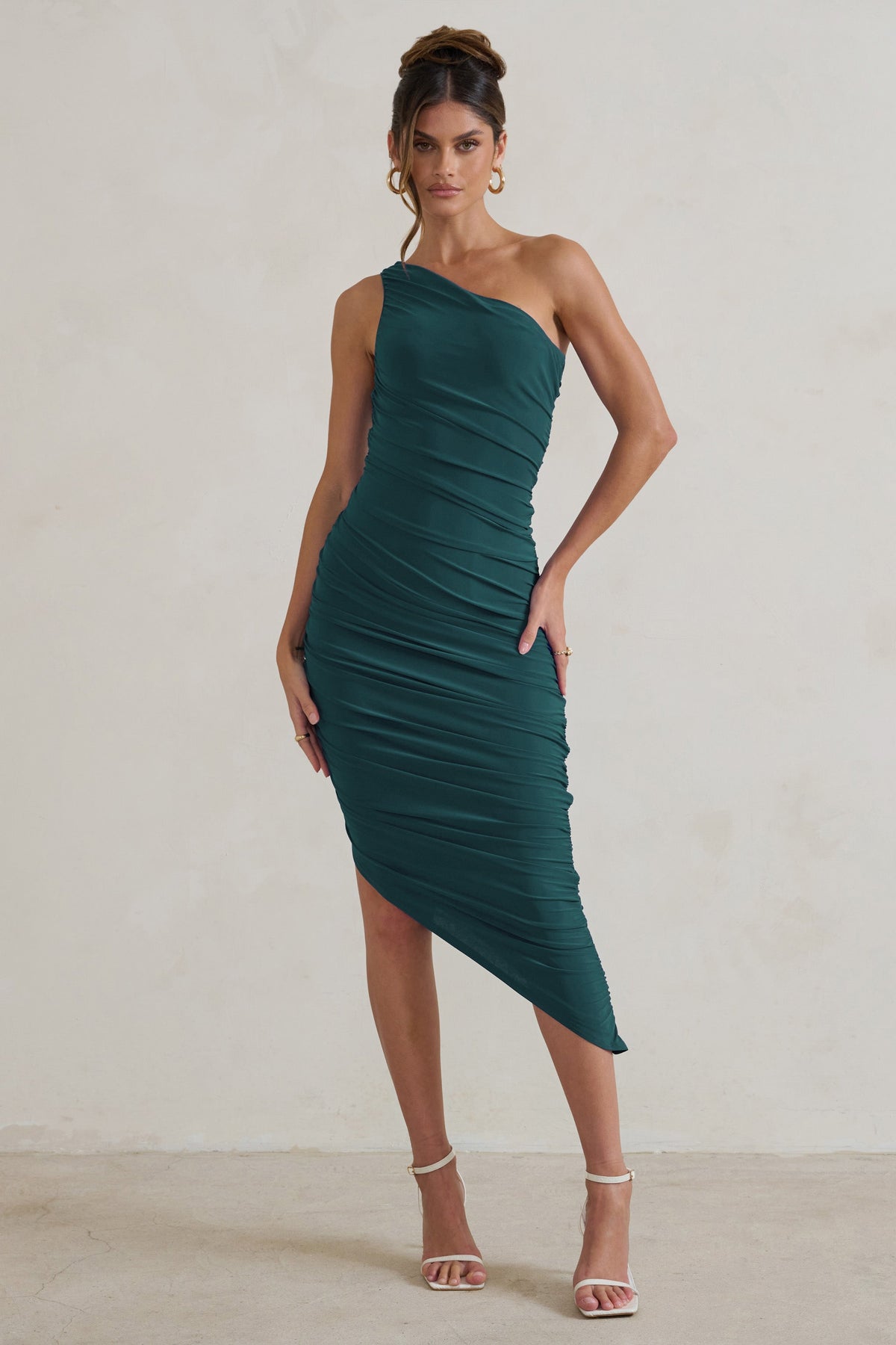 Dorit | Flaschengrünes, schulterfreies, asymmetrisches, gerafftes Midikleid
