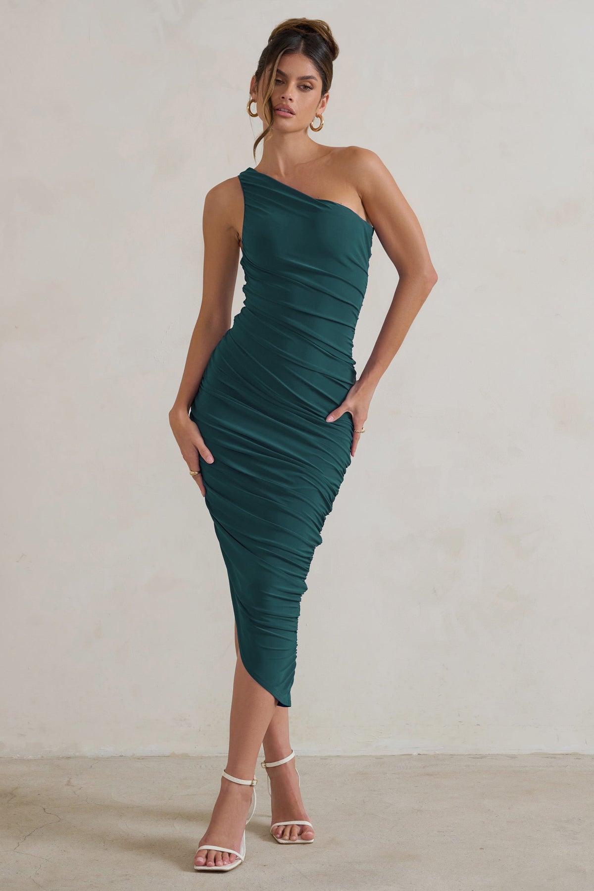 Dorit | Flaschengrünes, schulterfreies, asymmetrisches, gerafftes Midikleid