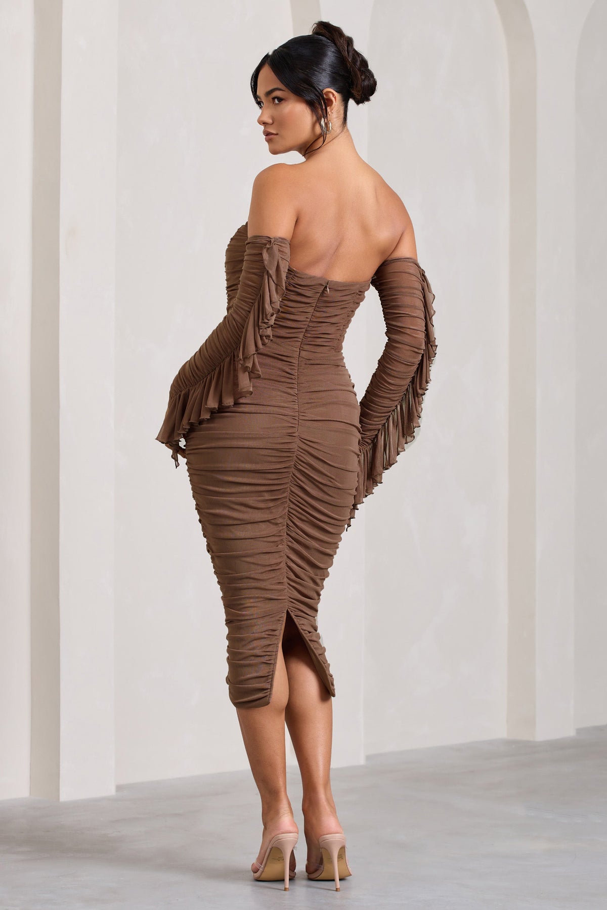 Favor | Mocha Bardot-Midikleid aus gerafftem Mesh