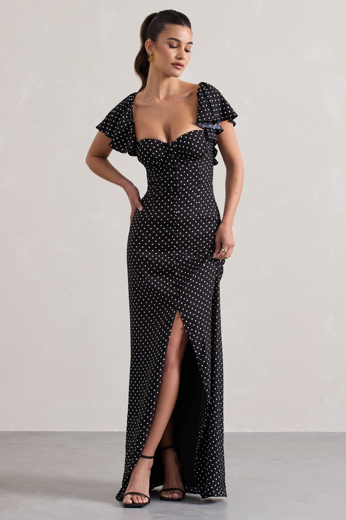 Signorina | Schwarzes Maxikleid mit Polka-Dots und Knopfleiste, mit kurzen, ausgestellten Ärmeln